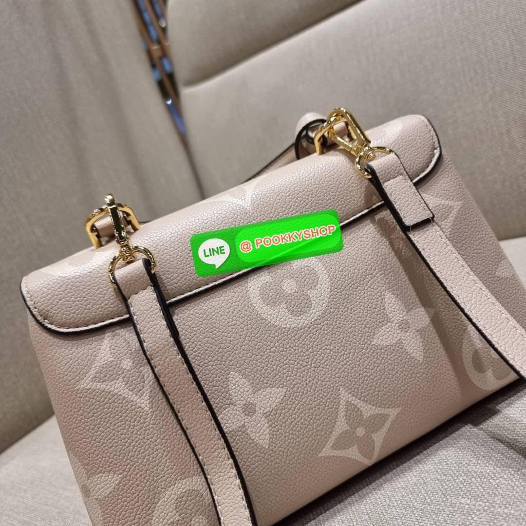 LV MADELEINE BAG ใหม่ล่าสุด อีกหนึ่งรุ่นคลาสสิคหายาก จากเคาน์เตอร์ dutyfree ที่สาวๆรอคอย กระเป๋าถือ/สะพายข้าง ดีไซน์เรียบง่าย แต่เต็มไปด้วยดีเทลความหรู วัสดุหนังวัวปั๊มลายเอกลักษณ์ เปิด‐ปิดด้วยอะไหล่กดล็อคสีทองหรู และมีพวงหนังห้อยพิเศษแถมมาให้ด้วย ภายในแบ