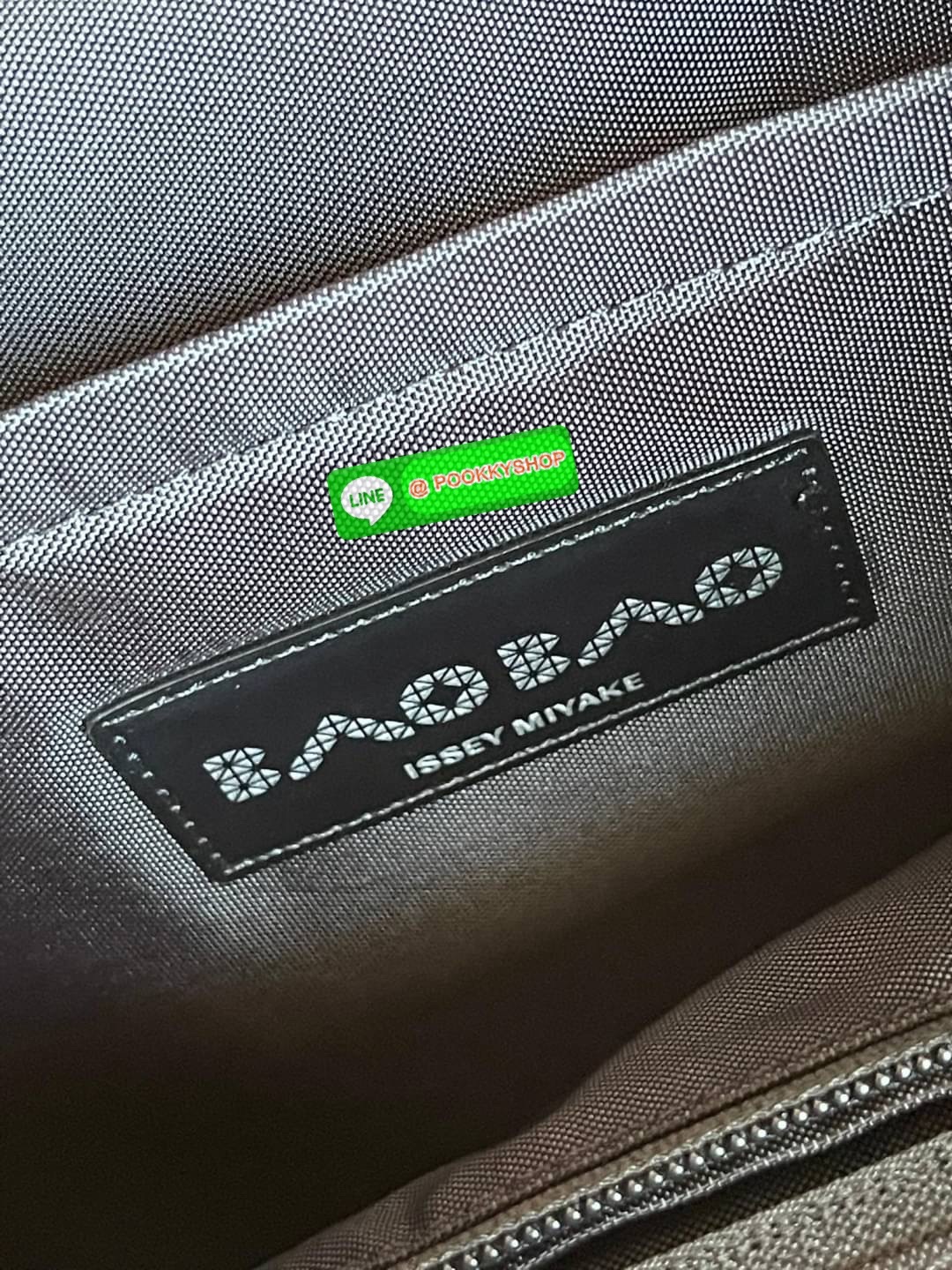 BAO BAO ISSEY MIYAKE LARGE BACKPACK ผู้ที่มักใช้งานกระเป๋าเป้ในชีวิตประจำวัน ส่วนมากจะอยู่ในวัยนักเรียน-นักศึกษาหรือวัยทำงาน ซึ่งรุ่นนี้ตอบโจทย์การใช้งานได้เป็นอย่างดี เป็นเป้ที่มีช่องสำหรับใส่สัมภาระประมาณหนึ่ง เพื่อให้สามารถจัดเก็บสิ่งของได้อย่างเป็นระเ