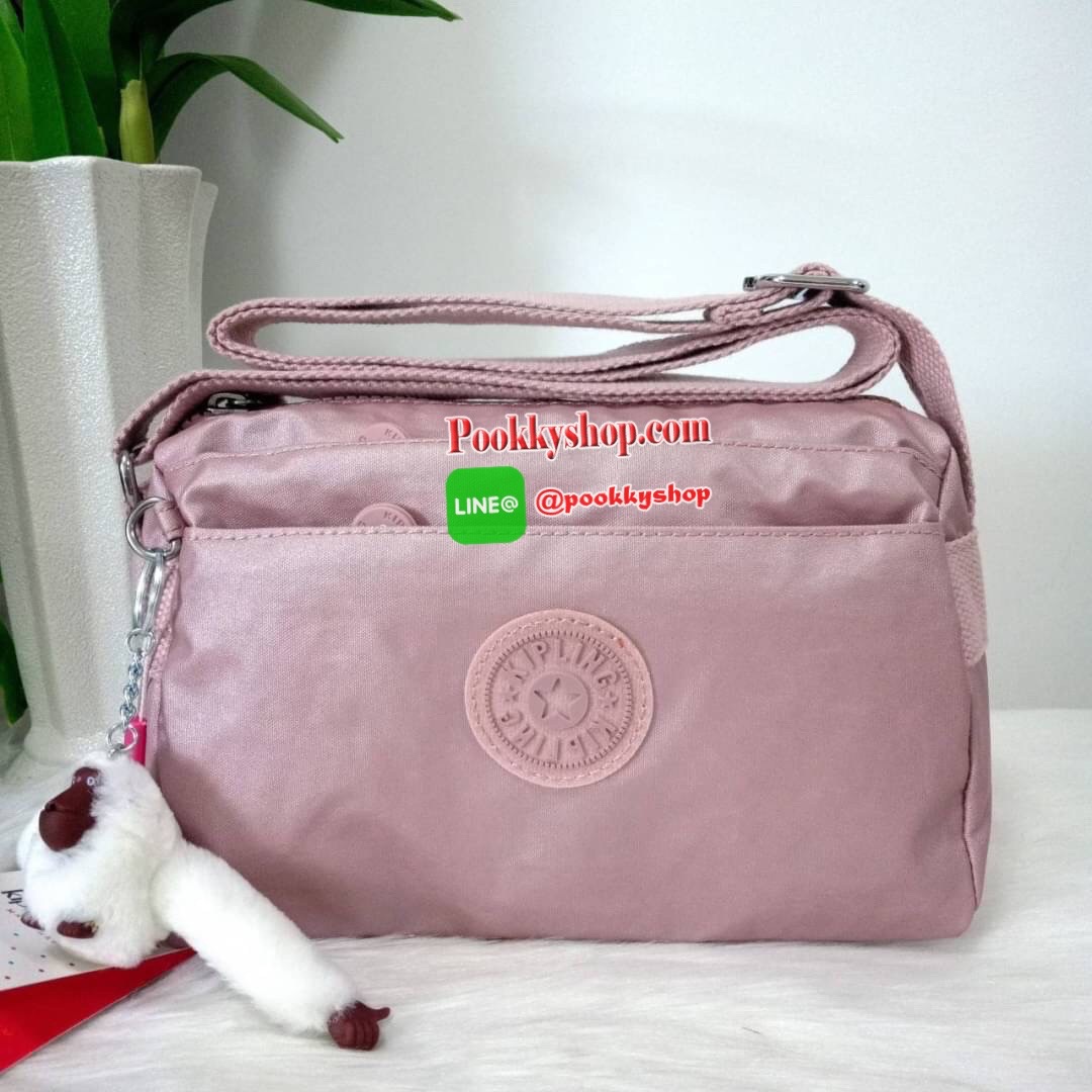 KIPLING Mini Crossbodybag กระเป๋าสะพายข้างขนาดกะทัดรัด ผลิตจากวัสดุ Nylon+ Polyester100% มีช่องใช้งานแยกย่อยมากถึง 4 ช่อง -ด้านหน้ามีช่องซิป 2 ช่อง -ช่องหลักโล่ง กว้าง จุของใช้ได้เยอะ -ด้านหลังมีช่องซิปอีก 1 ช่อง มาพร้อมพวงกุญเเจลิง สายสะพายยาวสามารถปรับไ
