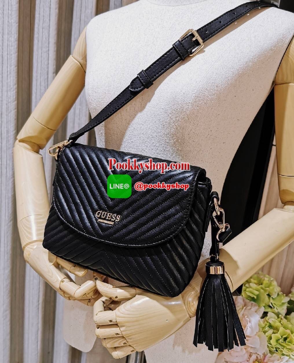 NEW! GUESS CROSSBODY BAG กระเป๋าสะพายรุ่นใหม่ล่าสุดดีไซน์คลาสสิควัสดุหนังนิ่มเดินเส้นลายตารางสวยอยู่ทรงด้านหน้าประดับโลโก้ GUESS เปิดปิดด้วยฝาปิดกระดุมแม่เหล็กประดับด้วยพู่หนัง ภายในมีโลโก้และช่องซิป กว้างและจุใส่กระเป๋าสตางค์ มือถือ ของจุกจิกได้เยอะ สายส