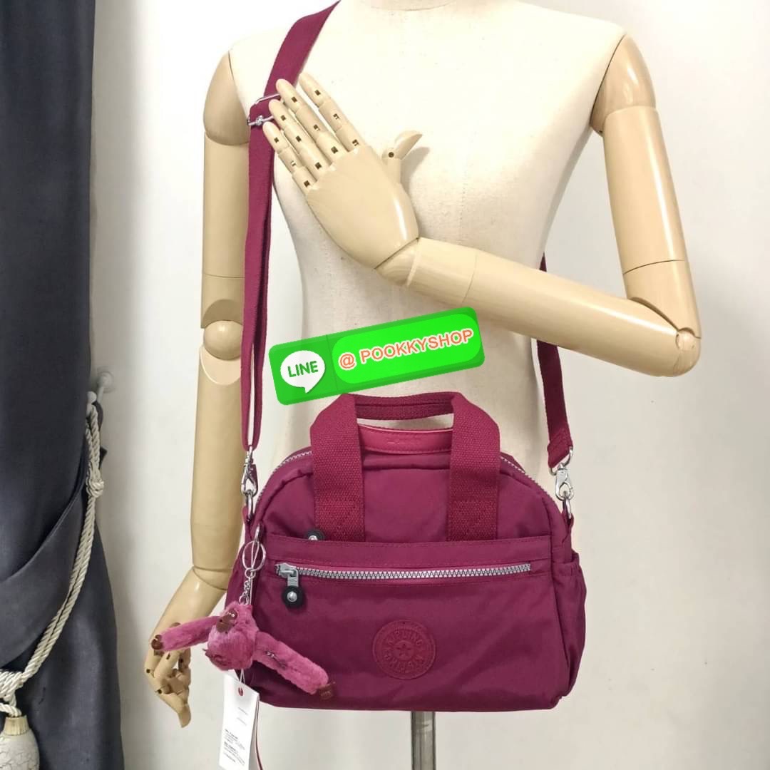 Kipling Dome K1006 Handbag กระเป๋าถือหรือสะพาย วัสดุ Polyester 100% รุ่นใหม่ มีให้เลือกทั้งแบบเรียบ และ ลายน่ารัก มีช่องแยกด้านหน้า 2 ช่อง ช่องหลักโล่งกว้าง พร้อมช่อง pocket แยก 2 ช่อง ใช้งานได้ครบครัน สามารถสตางค์ใบยาวได้ ขนาดกำลังดี จะใช้ทำงาน ไปเรียน ห