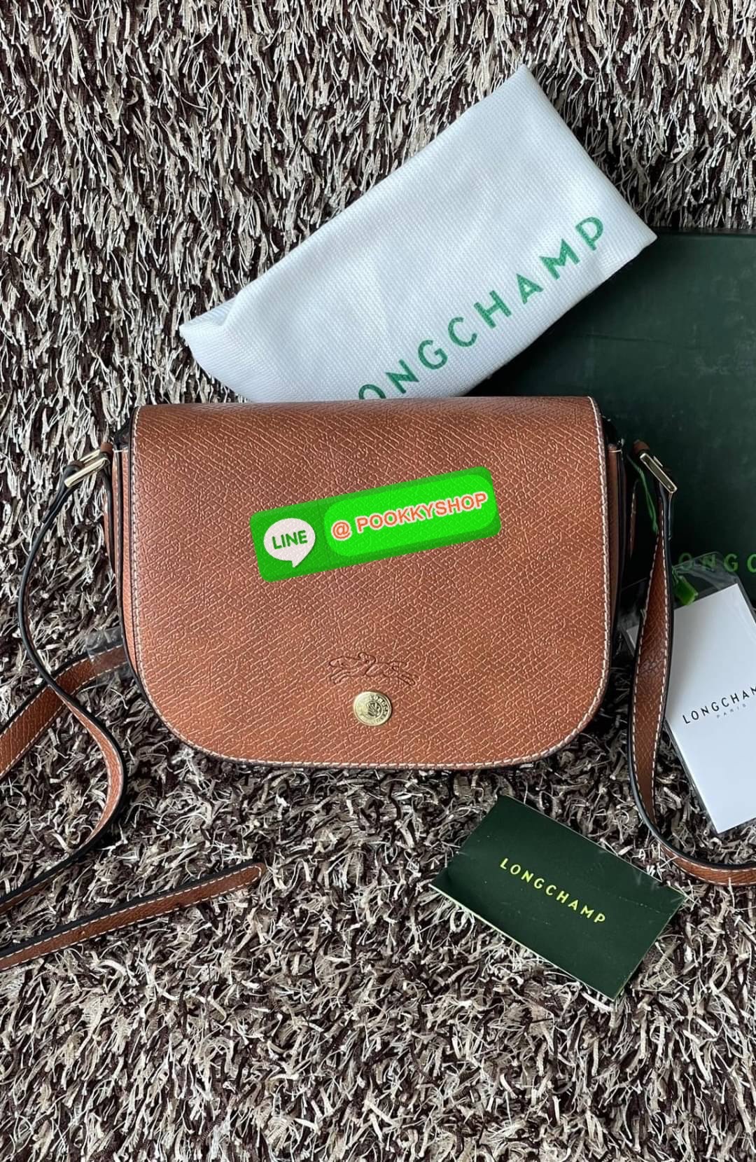 💕Longchamp Epure Crossbody Bag ด้วยรูปแบบที่ชวนให้นึกถึงฝาพับของ Le Pliage กระเป๋าสะพายข้างขนาดเล็กใบนี้มีทั้งความอ่อนเยาว์และความเป็นผู้หญิงในเสน่ห์ของมัน โดดเด่นด้วยรูปทรงกระเป๋าแบบอานม้า ยกย่องให้กับตำนานนักขี่ม้าของ Longchamp EPURE สายสะพายซึ่