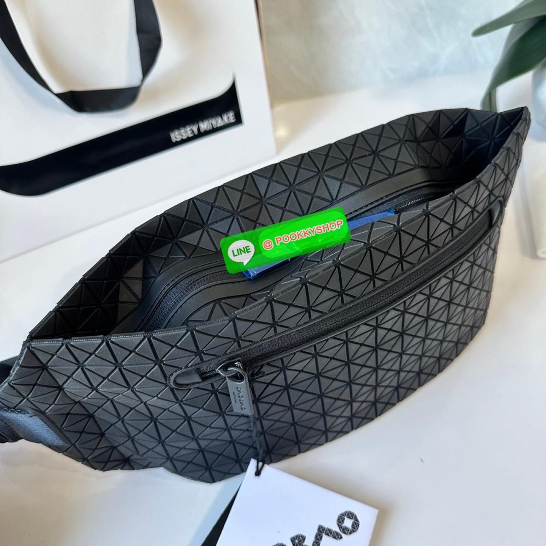 BaoBao Issey Miyake baton belt bag 🔖กระเป๋าคาดเอว/คาดอก เอกลักษณ์โดดเด่นตลอดทั้งใบ สุดเทห์ น้ำหนักเบาพกพาสะดวก 🔖วัสดุ: โพลียูรีเทนผสมหนัง 🔖เปิด-ปิดแบบซิปบน และมีช่องซิปด้านหน้า ภายในมีช่องแยกสัดส่วน 2 ช่อง ซับในผ้าไนลอน 🔖สา
