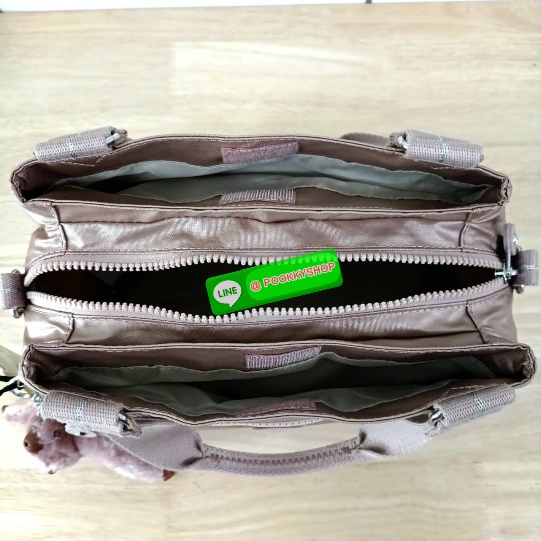 Kipling Damen Orelie Henkeltasche handbag กระเป๋าถือหรือสะพาย ขนาดกลาง วัสดุ Nylon 100% หูถือสูง 7 นิ้ว สายสะพายยาว 126ซม. มีช่องแยกใช้งานหลายช่อง ประกอบด้วย -ด้านหน้า ช่องซิปลึกถึงฐานกระเป๋า -ด้านหลัง ช่องซิปลึกถึงฐานกระเป๋า -ช่องใช้งานหลักด้านใน 3 ช่อง