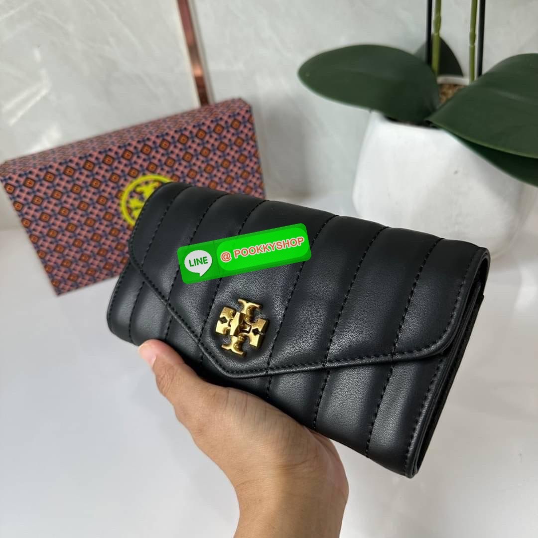 TORY BURCH KIRA CHEVRON POUCH KEY FOB 📍กระเป๋าสตางค์ใบยาว รุ่นใหม่ ทรงคลาสสิค 📍เปิด-ปิดด้วยอะไหล่บิดล็อค 📍ภายในมีช่องซิปตรงกลางสำหรับใส่เหรียญ ช่องใส่ธนบัตรและช่องใส่บัตร 📍วัสดุหนังแกะแท้ 📍จัดระเบียบกระเป๋าสตางค์ได้