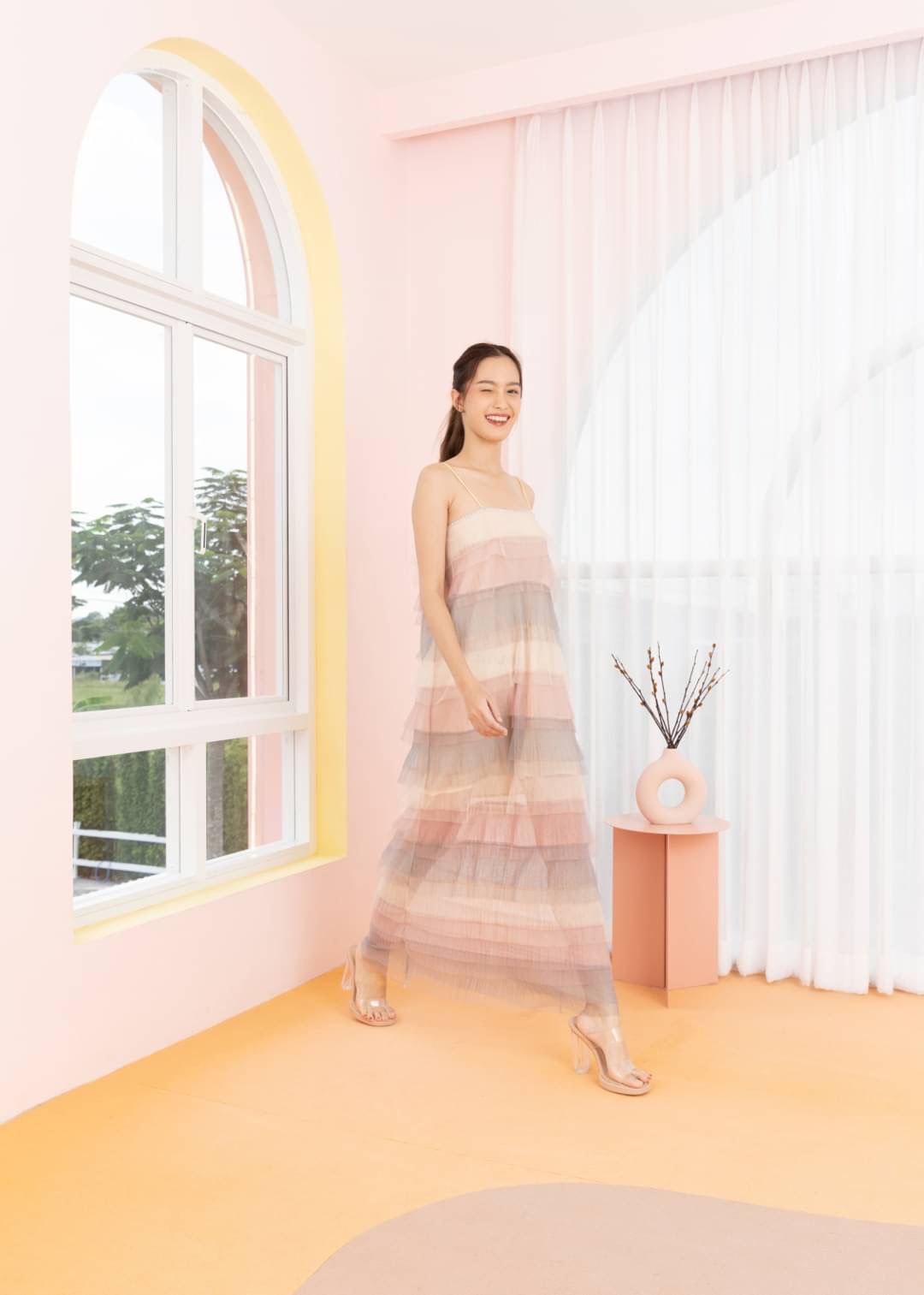 เดรสสายเดี่ยวยาวผ้ามุ้งอัดพลีทเนื้อดีเย็บระบายชั้นสลับสีโทนสีพาสเทล มีซับในสีขาวครึ่งตัว เป็นเดรสใส่เที่ยวคาเฟ่ได้ความสวยหรูสีสันสดใส หรือจะใส่ Mix & Match กับกางเกงยีนนส์ก็ได้ค่ะ