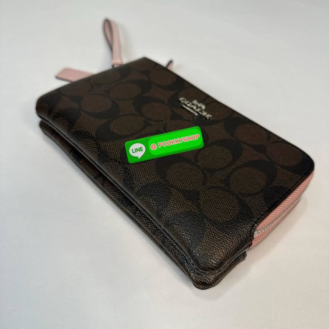 กระเป๋าคล้องมือ COACH 87591 DOUBLE CORNER ZIP WRISTLET IN SIGNATURE CANVAS (COACH 87591 ） กระเป๋าคล้องมือ2เซิปใหญ่ ลายCหนังและ ด้านในเป็นผ้า แบ่งเป็นช่องเล็กๆใส่เหรียญใส่แบงค์ใส่บัตร แล้วแต่จะใส่มีหลายช่อง ใส่โทรศัพท์ได้ทุกรุ่นพร้อมสายคล้องมือ
