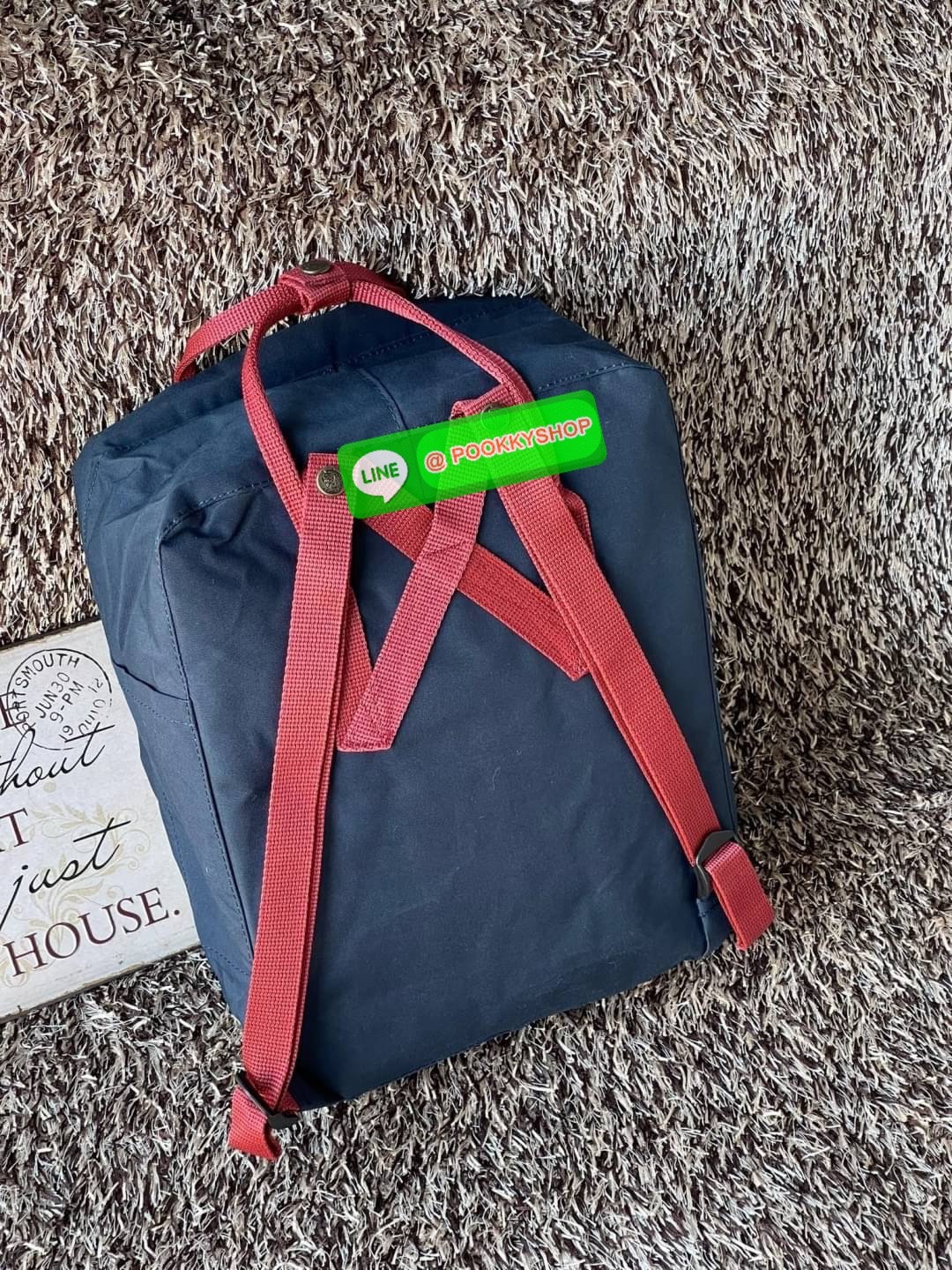 Fjallraven Kanken backpack รุ่น Classic แบรนด์ดังจากสวีเดนที่นิยมกันมากในหมู่วัยรุ่น กระเป๋าเป้ที่มีน้ำหนักเบา แต่มีความทนทาน และช่องว่างต่างๆมากขึ้น มีซิปหน้าสำหรับใส่ของกระจุกกระจิก และหูหิ้วทั้งด้านหน้าและด้านหลัง สำหรับการหิ้วถือได้สะดวก จุดเด่นที่ทำใ