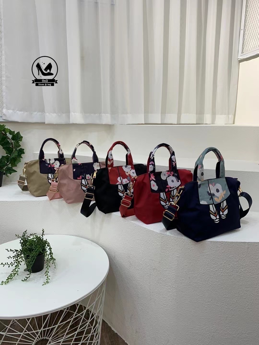 กระเป๋าทรงชอปปิ้ง shoping bag แบรนด์ mis zapatos วัสดุตัวกระเป๋าทำจากผ้ากันน้ำอย่างดี อะหลั่ยสีทอง water proof ด้านหน้าลายน่ารักมากๆ ด้านหลังมีช่องซิป มาพร้อมสายยาว ทำจากผ้ากันน้ำตัวเดียวกับกระเป๋า สามารถปรับระดับได้