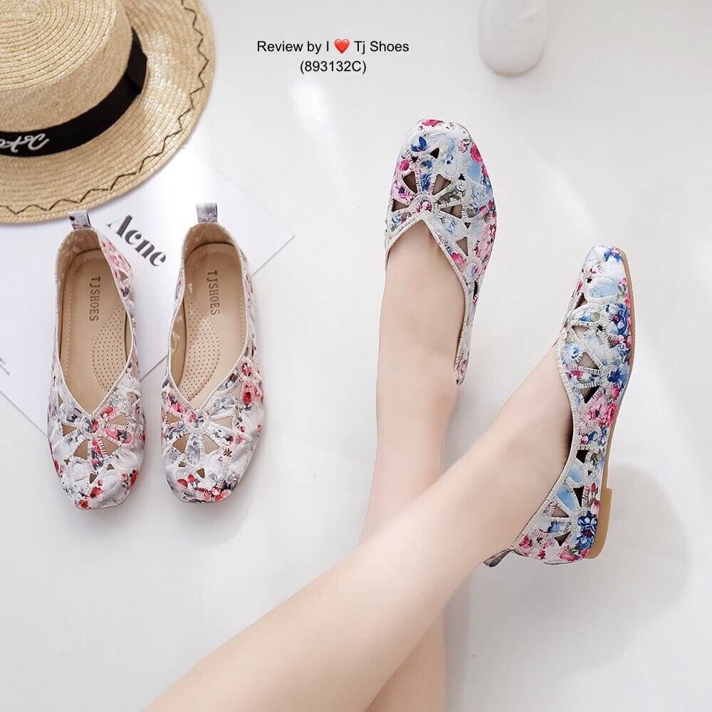 พร้อมรองเท้าคัชชูเพื่อสุขภาพ ที่สวยเกร๋สุดๆ รุ่นนี้เป็นงานสั่งทำพิเศษ วัสดุเกรดพรีเมี่ยมทั้งหมด ผ้าลายนี้เกร๋มาก น้ำหนักเบา สวมใส่ง่าย พื้นมีรูระบายอากาศใส่แล้วเท้าไม่อับ รุ่นนี้ใส่นิ่มมากนิ่มสุดๆเดินทั้งวันได้สบายๆ แมทกับชุดอะไรก็เกร๋ก้สุดๆ แถมใส่ได้เรื่