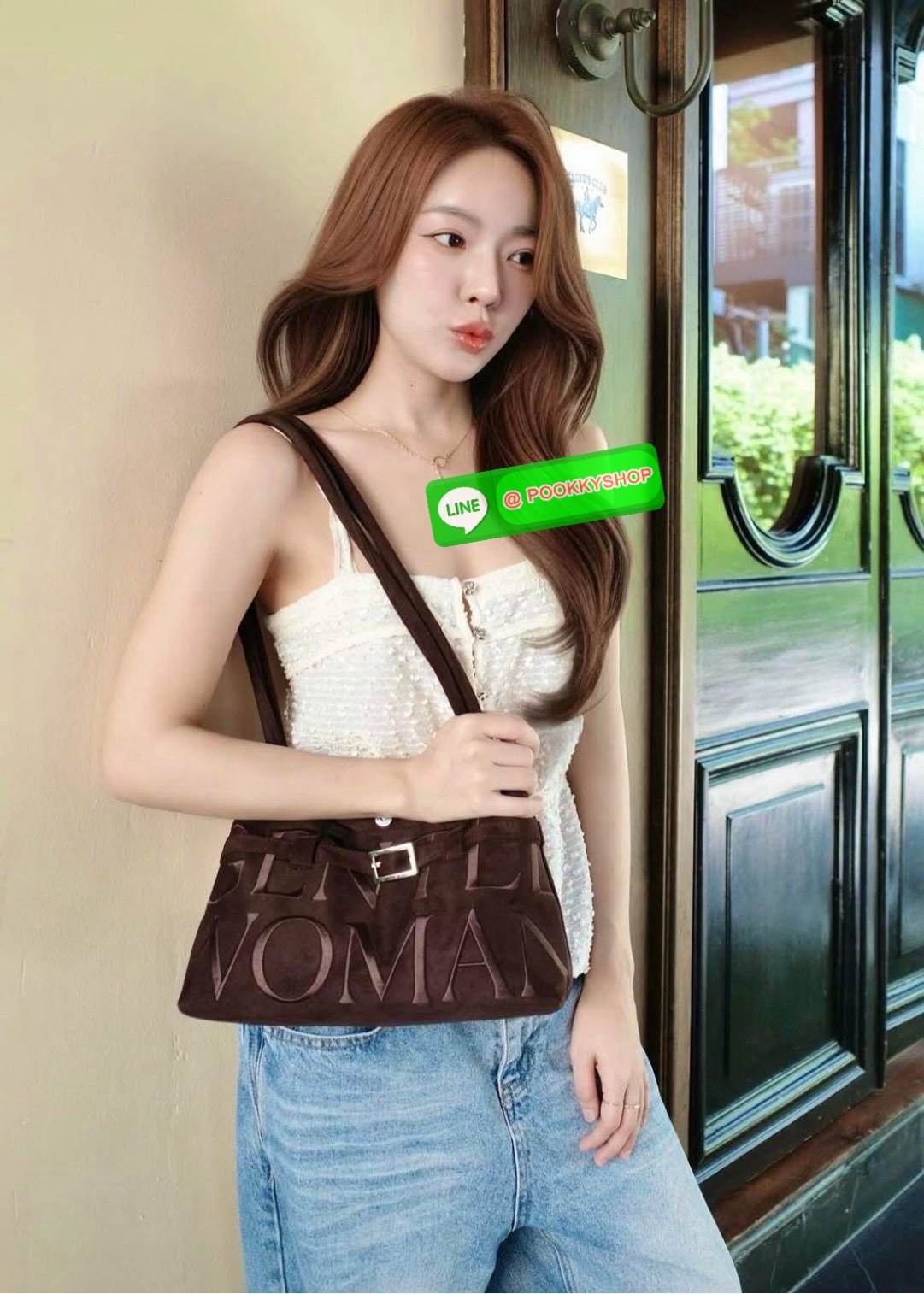 GENTLEWOMAN SUEDE BALLERINA BAG 🔖กระเป๋า Ballerina Bag ในวัสดุหนังกลับ (suede edition) พร้อมโลโก้ปักสีเดียวและรายละเอียดหัวเข็มขัด ทำให้ดูเก๋มีสไตล์โดดเด่น 🔖วัสดุ: หนังกลับ 🔖เปิด-ปิดแบบสแน๊บแม่เหล็ก ภายช่องโล่งกว้างจุของได้เยอะ