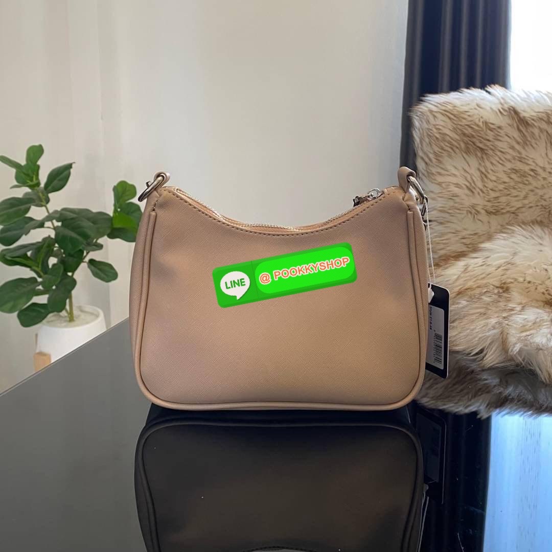 รุ่นใหม่ล่าสุด GUESS SHOULDER BAG ซื้อ1ได้ถึง2ไอเท็ม กระเป๋าพอชรูปทรงสวย เปิด-ปิดด้วยซิปด้านในโล่งกว้างมีช่องซิปใส่ของจุกจิก เพิ่มความน่ารักด้วย กระเป๋าใส่เหรียญใบเล็กทรงกลม เฝสามารถถอดใช้แยกได้ มาพร้อมสายโซ่สะพายไหล่ และสายสะพายยาวสามารถปรับระดับได้ฟรีไซ