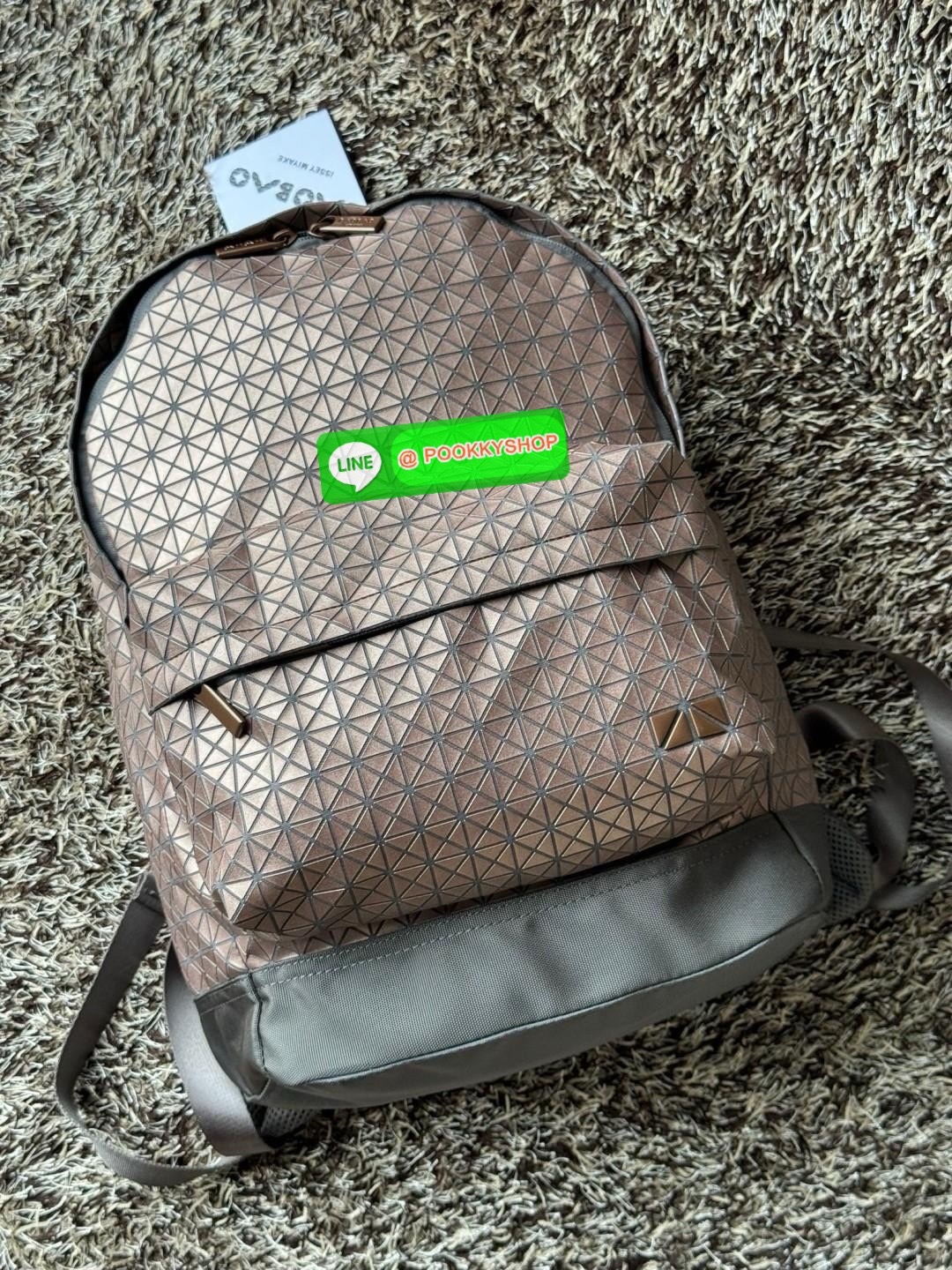 Bao Bao Issey Miyake Daypack geometric backpack กระเป๋าเป้ทรงคลาสสิก รองรับน้ำหนักได้ดี เหมาะกับการเดินทาง เป้สะพายหลังรุ่น Daypack One-Tone Backpack มาในรูปทรงกระเป๋าเป้สุดคลาสสิก โดดเด่นด้วยการออกแบบที่เป็นเอกลักษณ์ วัสดุสามเหลี่ยมขนาดเล็กพิเศษ ได้กลิ่น