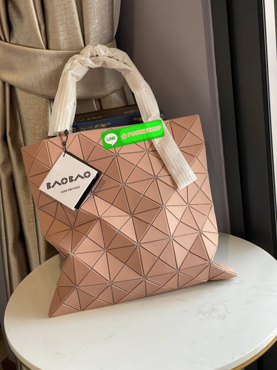 Baobao Issey Miyake 6x6 กระเป๋า Tote รุ่นนี้ถือว่าเป็นกระเป๋า Tote ไซส์กลางที่เหมาะกับการพกพาสิ่งของที่จำเป็นในทุก ๆ วัน มาพร้อมสายที่สามารถปรับได้ทั้งสองสาย และมีช่องใส่ของช่องเล็กด้านใน 1 ช่อง จุของได้เยอะแถมยังทนทาน ใช้เป็น Everyday Bag ได้เลยคะ พกพาสะ