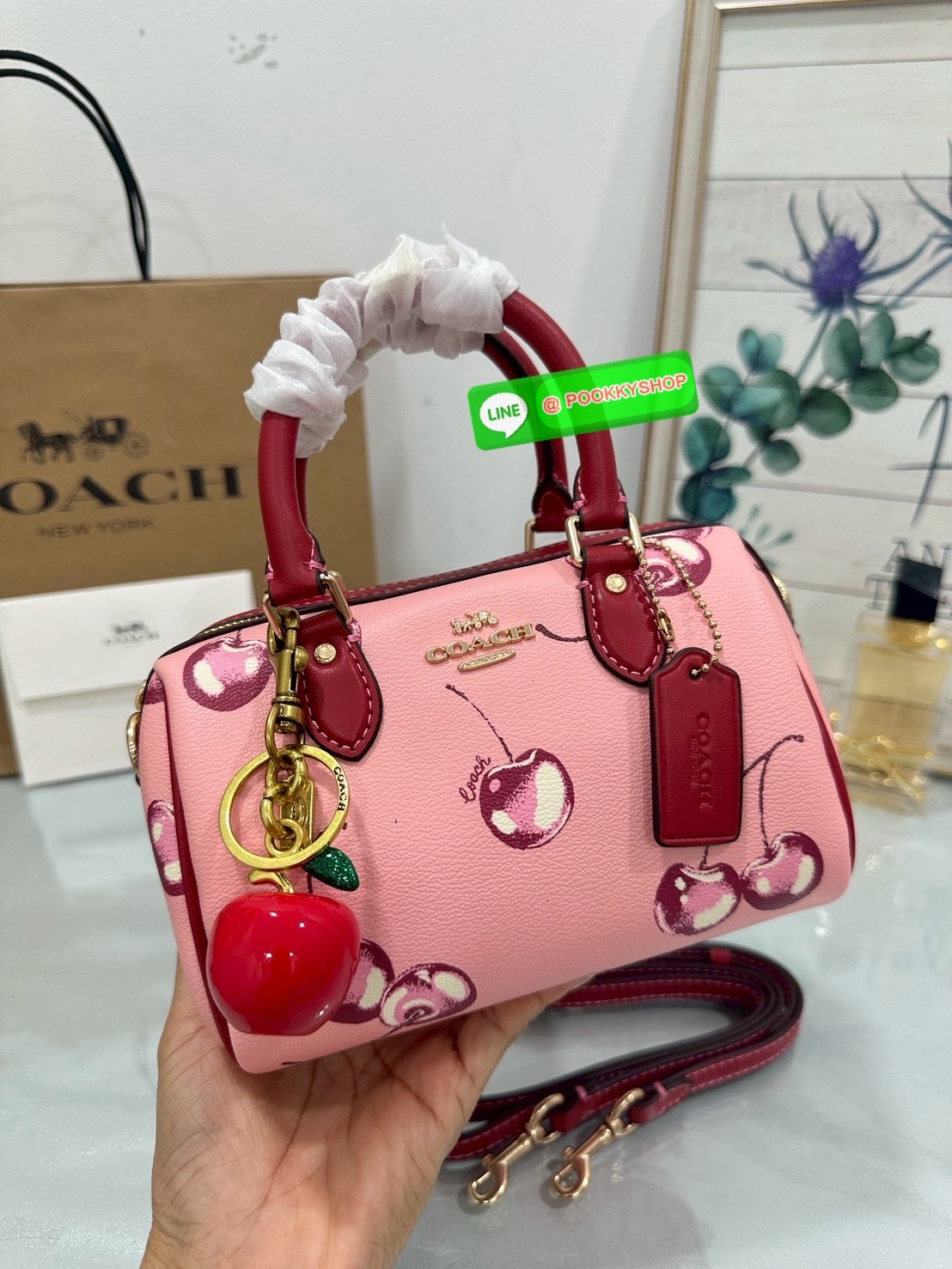 🍒 Coach CY745 – Mini Rowan Crossbody Bag With Cherry Print ใบจิ๋วแต่น่ารักที่สุดในโต๊ะวันนี้ สดใสขี้เล่น สะพายเมื่อไหร่…ก็น่ามองเสมอ “หวานแบบเด็กผู้หญิง สดใสแบบผู้หญิงเก่ง และซ่อนความขี้เล่นไว้ในใบเดียว”Coach Mini Rowan รุ่นพิเศษพิมพ์ลาย Cherry ทั