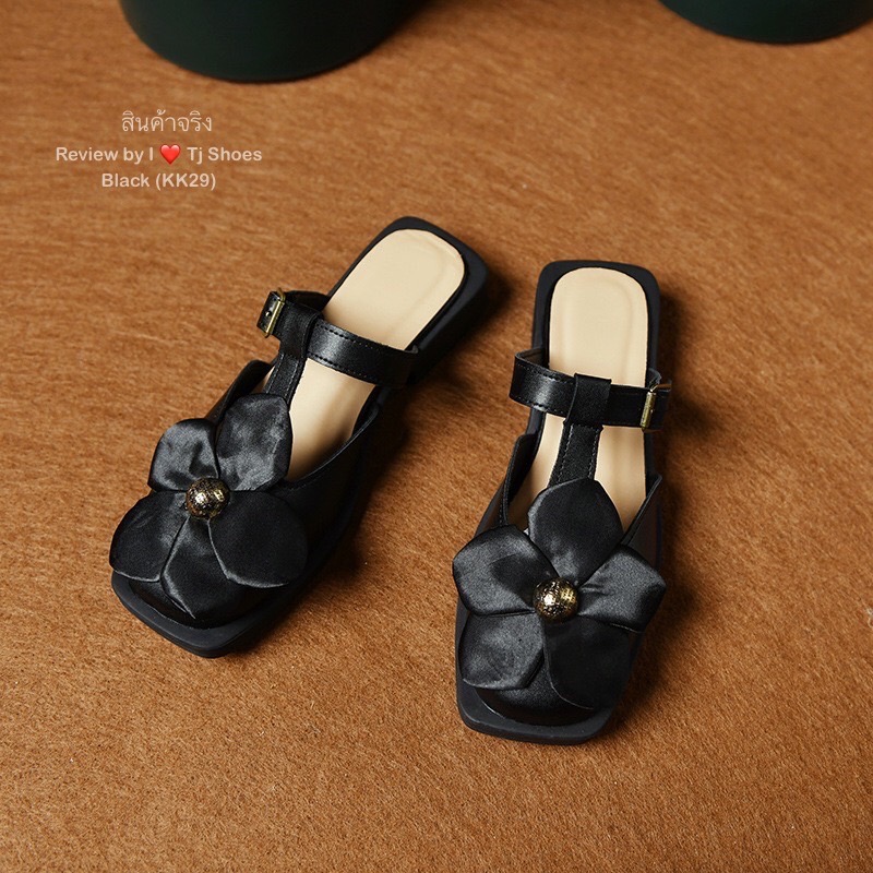 พร้อมส่งรุ่นนี้เก๋มาก ขายดีมากบอกเลยจ้า รองเท้านำเข้า หนังนิ่มมากๆ สวมใส่ง่ายใส่สบาย แต่งด้วยอะไหล่ดอกไม้น่ารักๆ ส้นยางกันลื่นอย่างดี จับแมทกับชุดง่ายใส่แล้วดูเกร๋ดูน่ารักๆมากๆ แถมใส่ได้ตลอด ไม่มีเอ้าท์ ของจริงงานดี สวยตรงปกแน่นอน เพราะทางร้านถ่ายรูปจากสิ