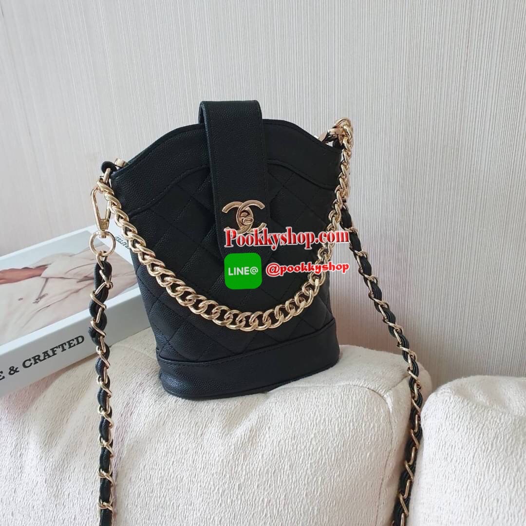 CHANEL VIP GIFT CROSSBODY BAG งาน CHANEL VIP GIFT ของแท้ 100% จากเคาเตอร์แบรนด์ CHANEL ทรงสวย ขนาดกำลังดี วัสดุหนัง CAVIER PU เปิดปิดด้วยกระดุมหน้าแบบบิดปลอดภัยหายห่วง ด้านในมีซิปอีกชั้น อะไหล่ทอง หัวซิปปั้มแบรนด์ ด้านในใส่โทรศัพท์ได้ทุกรุ่น พร้อมของจุกจิ