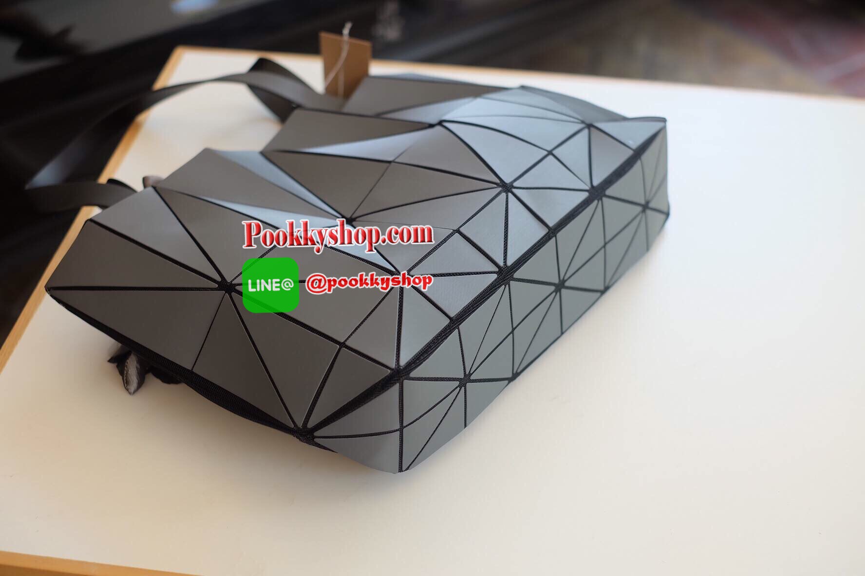 ห้ามพลาดเลยค่า ได้ สีใหม่ ลายใหม่ Metallic Grey ทรงสุดฮิตจากแบรนด์ David Jones ใบนี้ มาพร้อมกับน้องกระต่ายสีเข้า set กับกระเป๋าคะ กระเป๋า ทรง Tote ตัวกระเป๋าเย็บติด ด้วยแผ่นอคิลิค สุดหรู ดีไซน์เกร๋ จุดเด่นที่ น้ำหนักเบา สามารถ ถือ หรือ สะพายไหล่ได้คะ ใบให