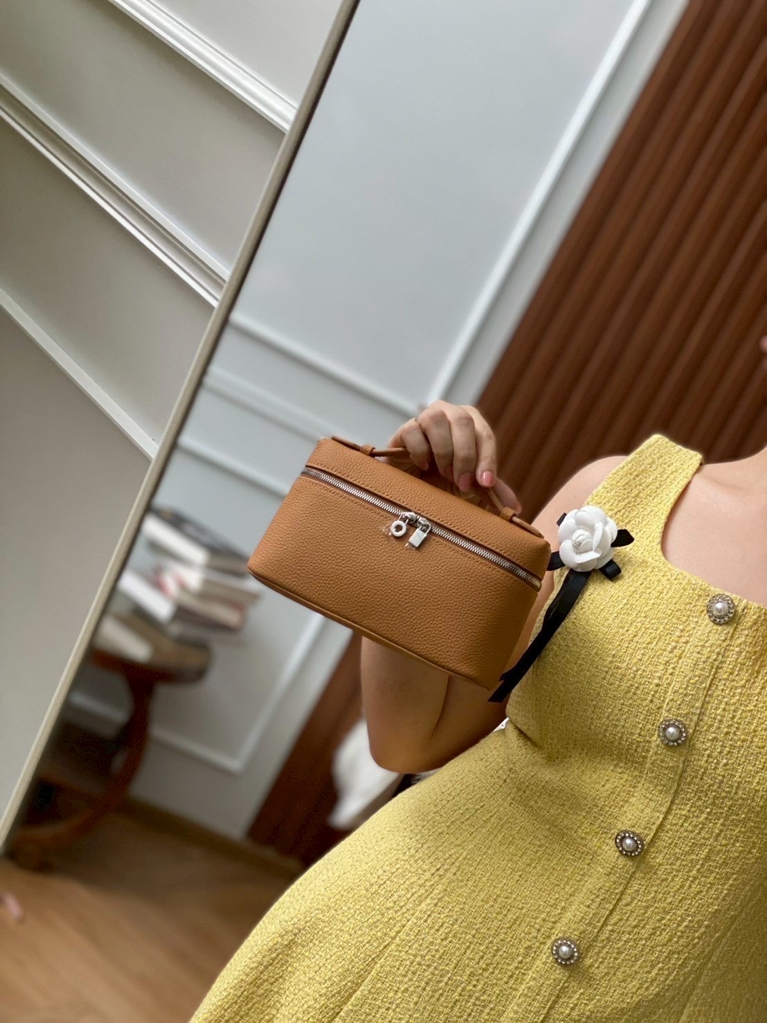 LP กระเเสเรียบหรูดูเเพงเเบบไม่ตะโกน ต้องยกให้รุ่นนี้เลยค่า งานตัดเย็บสวยมากกก เป็นหนังวัวเเท้ สัมผัสดีมากก จุของให้ครบ มือถือใส่ได้ทุกรุ่น มาพร้อมสายสะพายยาว