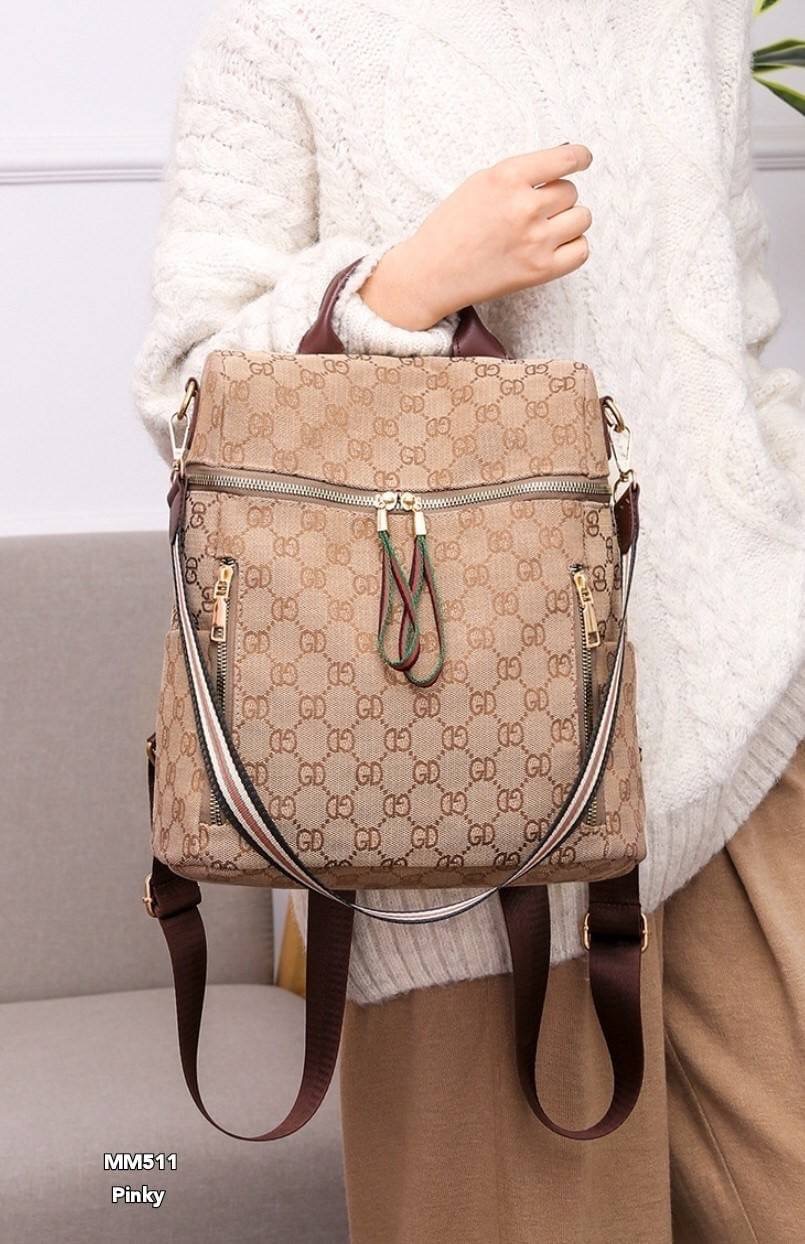 พร้อมส่ง เป้ GD 2 in 1 งานนำเข้า ขิดทอง สวยมาก ซิปหน้ากระเป๋าด้านหน้า ซิปข้างใช้งานได้ ใช้งานได้ทั้งเป้และสะพายข้าง มีสายสะพายข้างงานดีมาก ใบใหญ่ จุเยอะ
