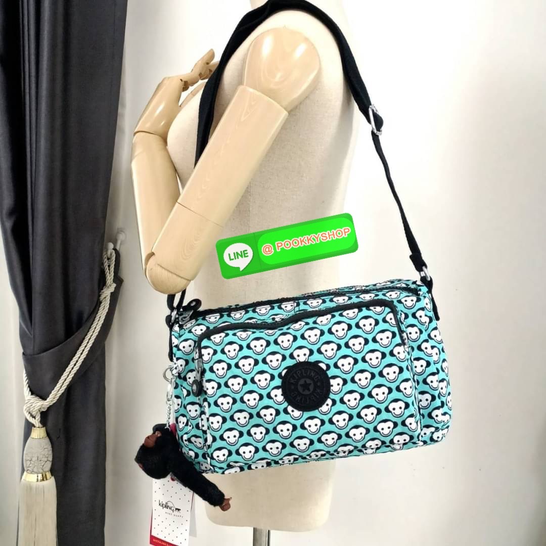 KIPLING RETH CROSSBODY BAG ซับในตาราง วัสดุ Nylon+polyester กระเป๋าสะพายข้างหรือ สะพาย Crossbody ได้ ช่องหน้าเปิด-ปิด ด้วยซิป พร้อมช่องแยกบ่อยด้านข้าง ช่องหลัก 2 ช่อง ด้านในโล่งกว้าง สามารถจุสัมภาระได้เยอะ พร้อมช่องซิปหลัง สายสะพายปรับระดับสั้น-ยาว ได้ fr