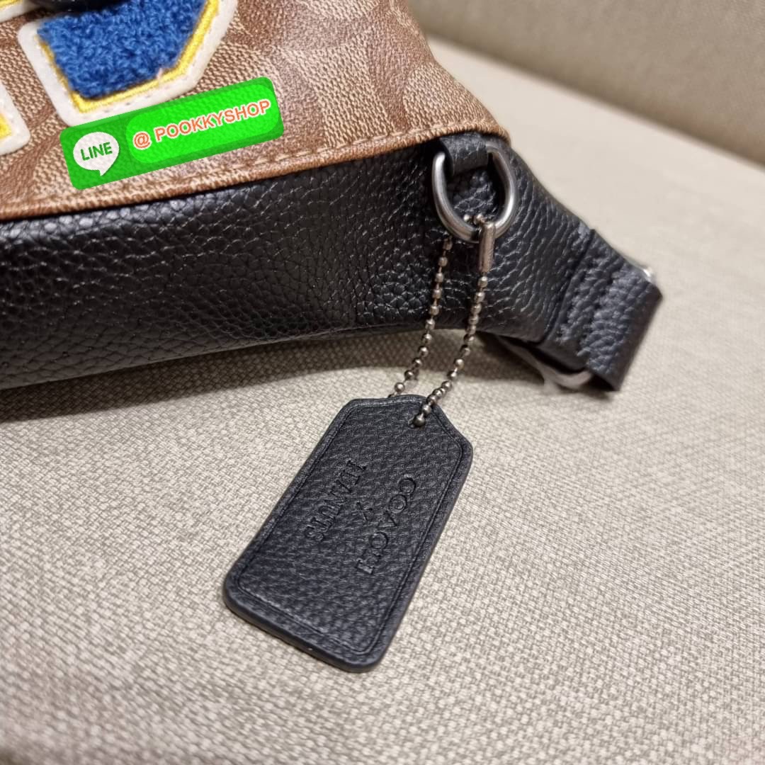 COACH C4028 COACH x PEANUTS WARREN BELT BAG IN SIGNATURE CANVAS WITH VARSITY PATCHES กระเป๋าคาดอกไซส์ใหญ่ คอลเลคชั่นยอดฮิต!! เป็นรุ่นสุดยอดของความคลาสสิค ขนาดสะพายกำลังเท่ คูลๆ ใช้งานง่าย ได้ทั้งหนุ่มๆและสาวๆ วัสดุหนังแคนวาสเคลือบลายสลับหนัง pepble น่าใช้