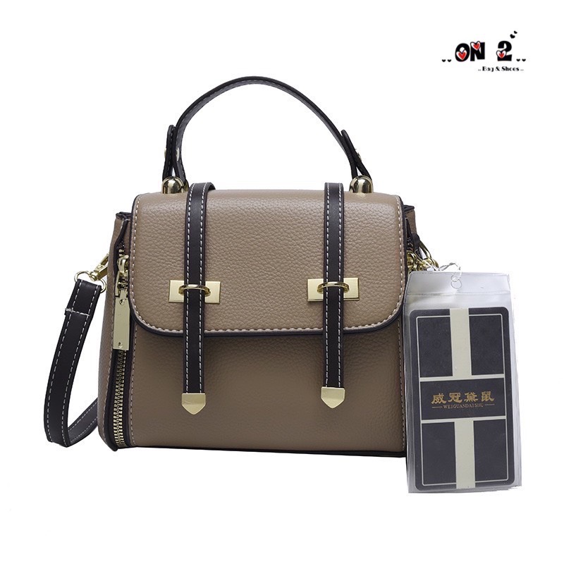 506 กระเป๋าสะพายข้างทรงฝาปิด วัสดุตัวกระเป๋าทำจากหนังผสมอย่างดี อะหลั่ยสีทอง กระเป๋าเป็นปากซิป ด้านข้างมีแต่งด้วยซิป เกร๋มากจ้า มาพร้อมสายยาวทำจากหนังตัวเดียวกับกระเป๋า สามารถปรับระดับได้