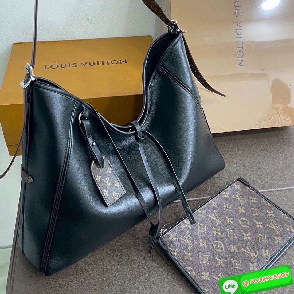 🕊️ พร้อมส่ง | LV CarryAll Vibe MM ใหม่ล่าสุด กระเป๋าสะพายทรงโท้ทใบใหญ่ สวยหรูดีไซน์เรียบง่ายคลาสสิค ดูผู้ดี มาพร้อมใบลูกลายโมโนแกรมสุดไอคอนิก รูปทรงสวยตลอดกาล ใช้ได้กับทุกลุค ทุกโอกาส ภายในโล่งกว้างมาก ใส่ของสำคัญได้ครบแน่นอนจ้า