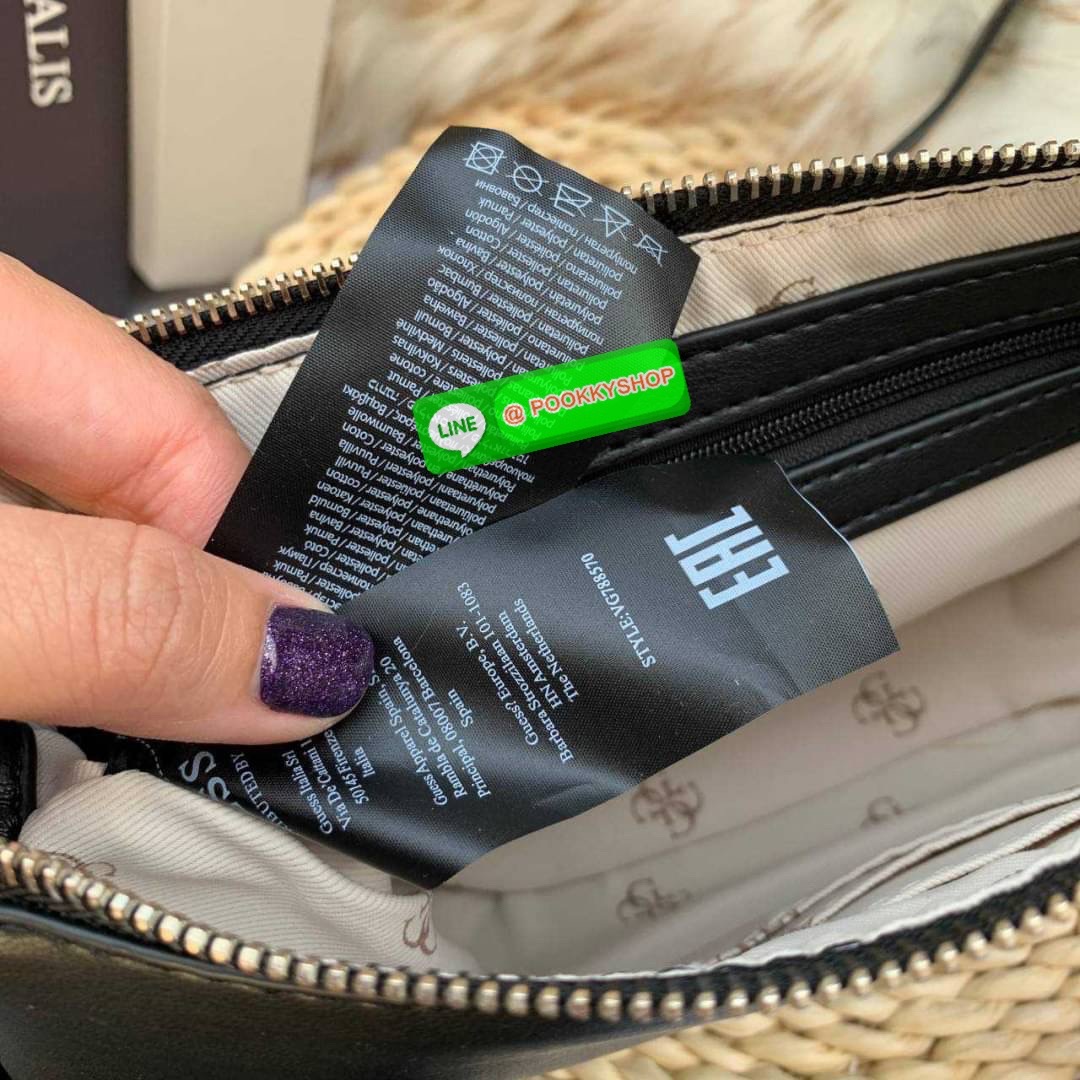 Guess ซื้อ 1 ได้ถึง 2 วัสดุหนัง PU เนื้อนิ่ม มาพร้อมสายสะพาย 2 เส้น สายโซ่สั่นสำหรับสะพายคล้องไหล่ และสายหนังยาวสะพายคลอสบอดี้สามารถปรับระดับได้ สวยได้หลายลุค คุ้มสุดๆจ้า