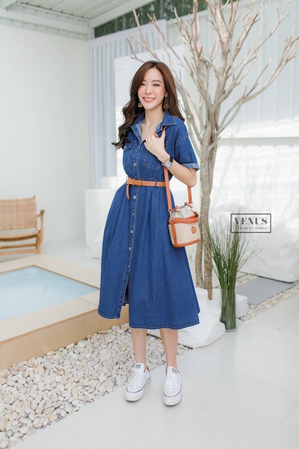 Restock ♥️♥️♥️ I'm Lady By Venus MaxiDress Jeans แม๊กซี่เดรสยีนคอปกแต่งกระดุมหน้า งานสวยน่ารักมากๆคะ งานมาพร้อมกับเข็มขัดเข้าชุดกันสุดๆนะคะ แม๊ทกับรองเท้าผ้าใบก็ยิ่งน่ารัก