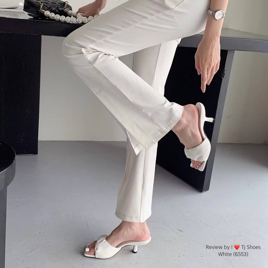 !!! พร้อมส่งรองเท้านำเข้าที่สวยเกร๋ขายดีสุดๆ !!! หนังรุ่นนี้นิ่มมากสวยมาก สวมใส่ง่าย เรียบหรูดูดี ใส่ได้เรื่อยๆ ไม่ตกเทรนด์ แมทกับชุดอะไรก้ดูเก๋ดูแพงมาก ควรมีไว้เป็นคู่โปรด ของจริงงานดีมากสวยมาก ตรงปกแน่นอน เพราะรูปถ่ายจากสินค้าจริง เป็นรุ่นที่แนะนำ รีบสั