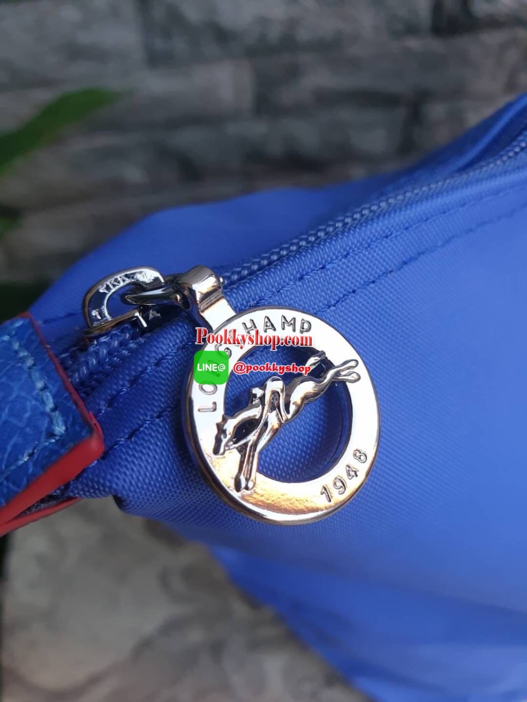 Longchamp Le Pliage Club Tote Bag Size L หูยาว วัสดุเนื้อผ้า Nylon Canvas เคลือบกันนำ้ ตัดด้วยหนังแท้ที่มีน้ำหนักเบา ดีไซน์เรียบง่ายแต่เต็มไปด้วยความคลาสสิก จนเป็นที่ชื่นชอบไปทั่วโลก Longchamp ปรับโฉม LE PLIAGE ด้วยการปักลายรูปม้า-ตราสัญลักษณ์ของแบรนด์บนผ