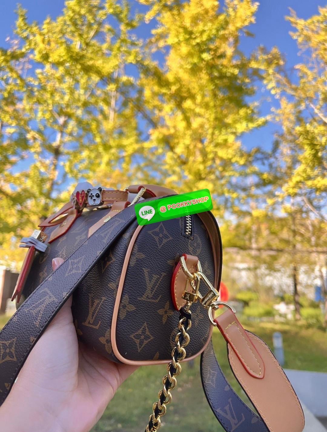จำนวนจำกัด ไม่ทันราคานี้คือพลาดมากๆค่าสาวๆ ได้รุ่นนี้ไปไม่ผิดหวังค่าสาวๆ น้องมาพร้อมAccessories brand จัดเต็มในใบสวยมากๆ! #หมดรอบนี้ไม่เจ้าแล้วจ้าา LOUIS VUITTON SPEEDY 20 WITH CHARM (Limited Edition vip duty free ตปท.) 🔖พร้อมส่ง! ใบน้องขนาดกลาง ห