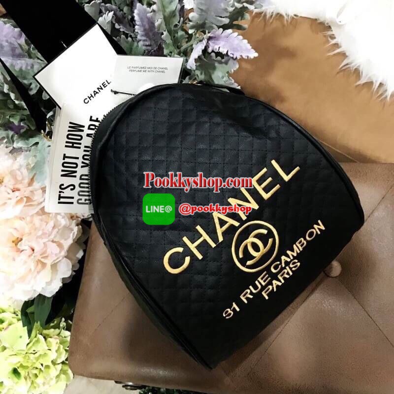 พร้อมส่งไอเท็มขายดี! NEW ARRIVAL! Chanel Backpack VIP Gift With Purchase (GWP) กระเป๋าสะพายเป้ Limited Edition พรีเมี่ยมกิ้ฟจาก Chanel Perfume Counter ขนาดใหญ่กำลังดี น้ำหนักเบา วัสดุหนังลายตารางด้านหน้าปักโลโก้แบรนด์หรู เปิดปิดด้วยซิปสะดวกใช้ หัวซิปแบรนด