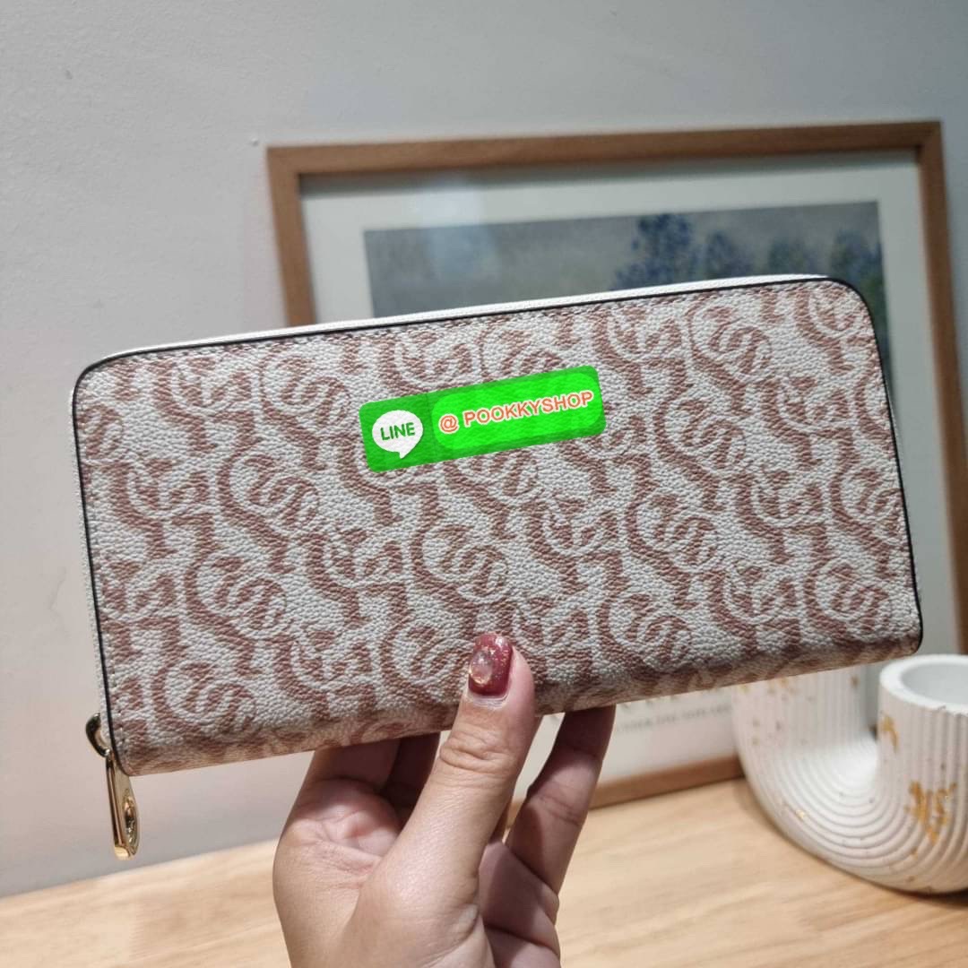 COACH CF521 LONG ZIP AROUND WALLET WITH SIGNATURE MONOGRAM 🔆 Details กระเป๋าสตางค์ใบยาว คอลเลคชั่นใหม่ กับดีไซน์ใหม่ ฉีกกฏทุกการดีไซน์ ด้วยลวดลายโมโนแกรมรอบใบโดดเด่น สะดวกใช้งานด้วยสายคล้องมือที่สามารถถอดออกได้ พกพกง่ายที่สุด รูดใช้งานด้วยซิปรอบใบ