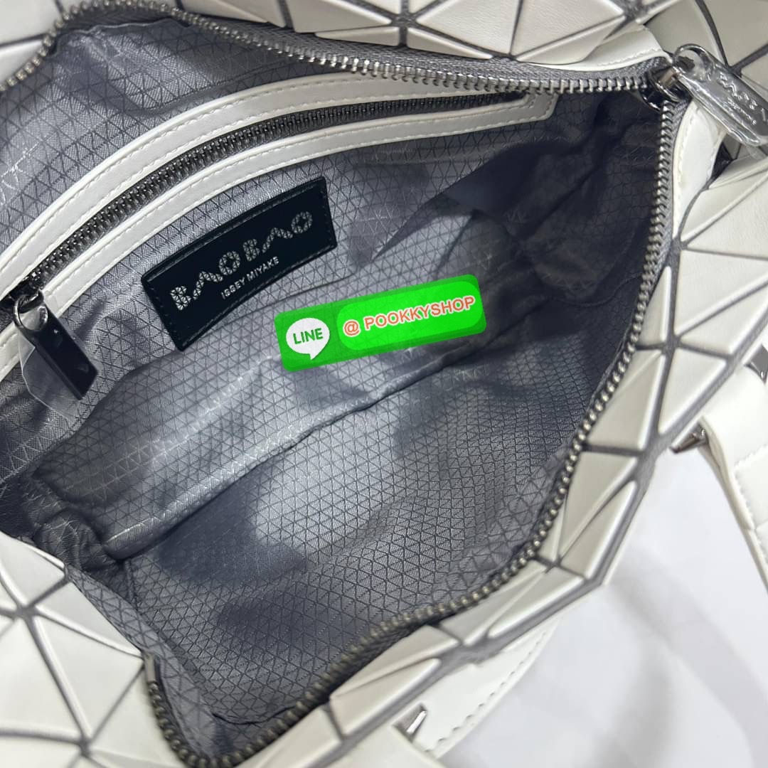 Bao Bao issey Miyake Tonneau Small Matte Bao Bao Issey Miyake รุ่น TONNEAU (ทอนโนะ) กระเป๋าทรง Boston Bag ที่โดดเด่นด้วยลายแพทเทิร์น 3 เหลี่ยมด้านเท่าเรียงต่อกัน ทำให้กระเป๋าใบนี้มีความโดดเด่นทั้งในเรื่องของดีไซน์ที่ทันสมัย และการใช้งานที่ครบทุกฟังก์ชั่น