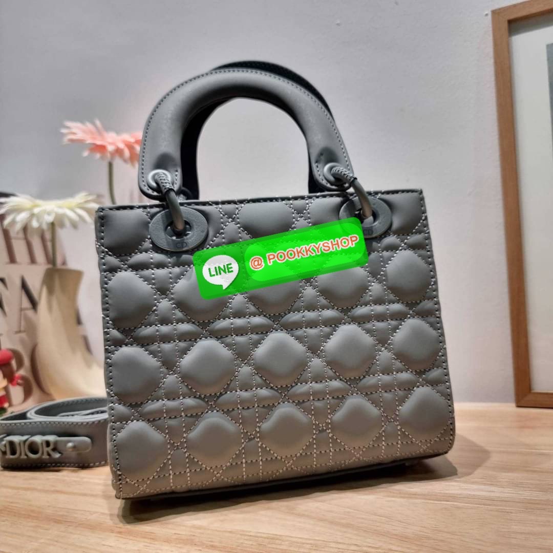 NEW ARRIVAL!! CD LADY ULTRAMATTE BAG กระเป๋าสะพายข้างพรีเมี่ยมกิ๊ฟสุดฮอต ดีไซน์เรียบง่าย แต่แฝงไปด้วยความหรูหรา ทรงกล่องคลาสสิค โดดเด่นด้วยพวงกุญแจอะไหล่สีเดียวกับตัวกระเป๋า วัสดุหนังแท้ผิวแมทท์ ลายเส้นซ้อนทับสวยงาม มีรูปแบบ หูจับในตัวและสายครอสบอดี้สุดเล