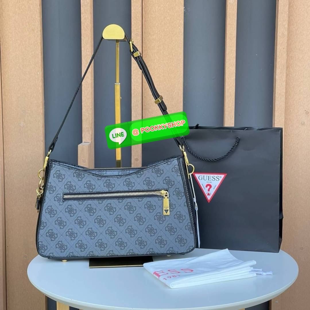 Guess แท้ Outlet กระเป๋าทรง hobo สะพายไหล่ สายสะพายหนังปรับระดับได้ ประดับด้วยพวงกุญแจแบรนด์ เปิดปิดด้วยซิป ด้านในซับในตราแบรนด์อย่างดี