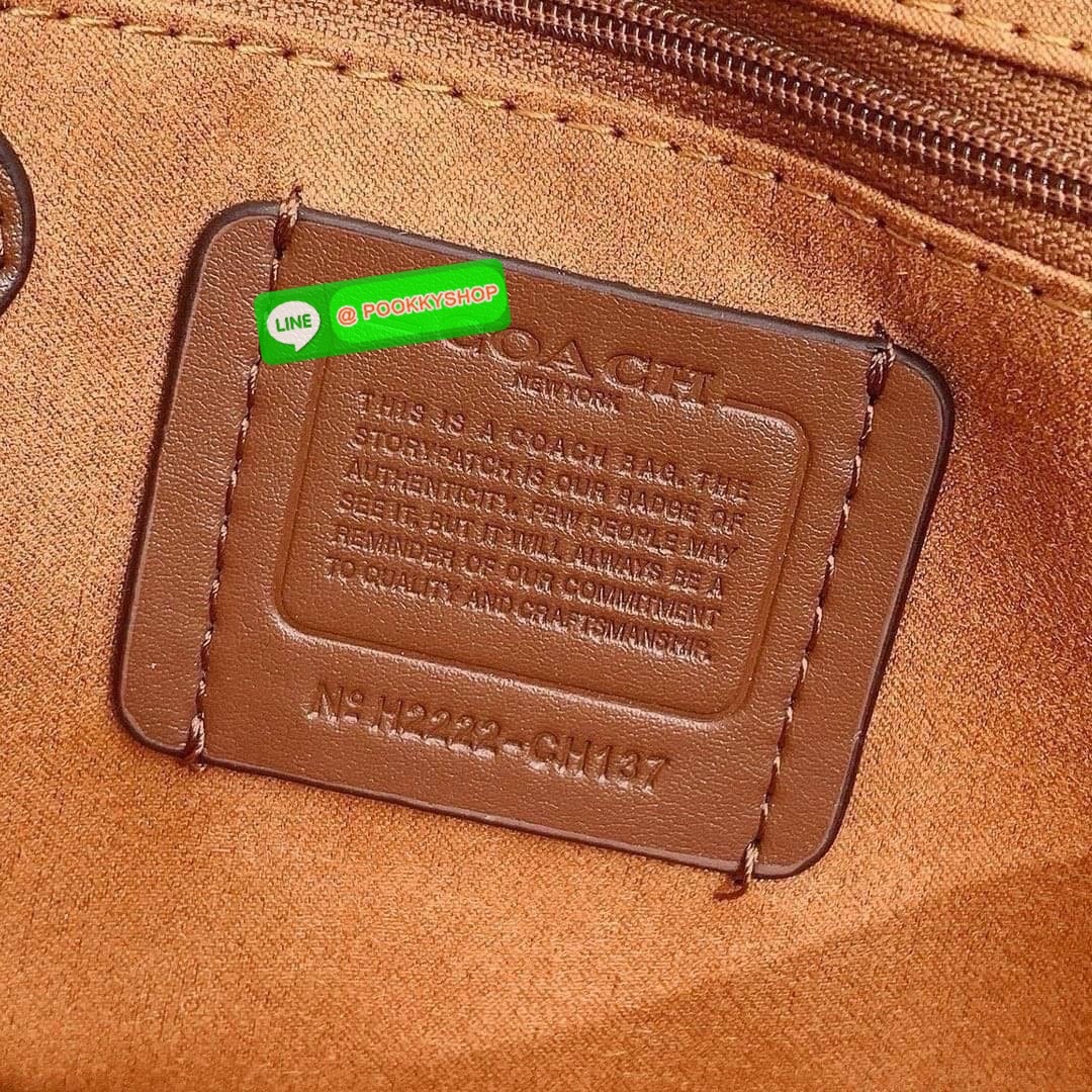 Coach CJ617 รุ่นบัคเคิลหัวใจไม่เคยว่าง ใบนี้บรรจงความหวานละมุนไว้เต็มใบ ถือก็เก๋ สะพายก็เฉียบ สีบลูยีนส์ตัดลายซิกเนเจอร์ หวานแบบไม่ต้องอธิบาย ของมันต้องมีสำหรับสายเก็บลุคเรียบหรูดูแพง