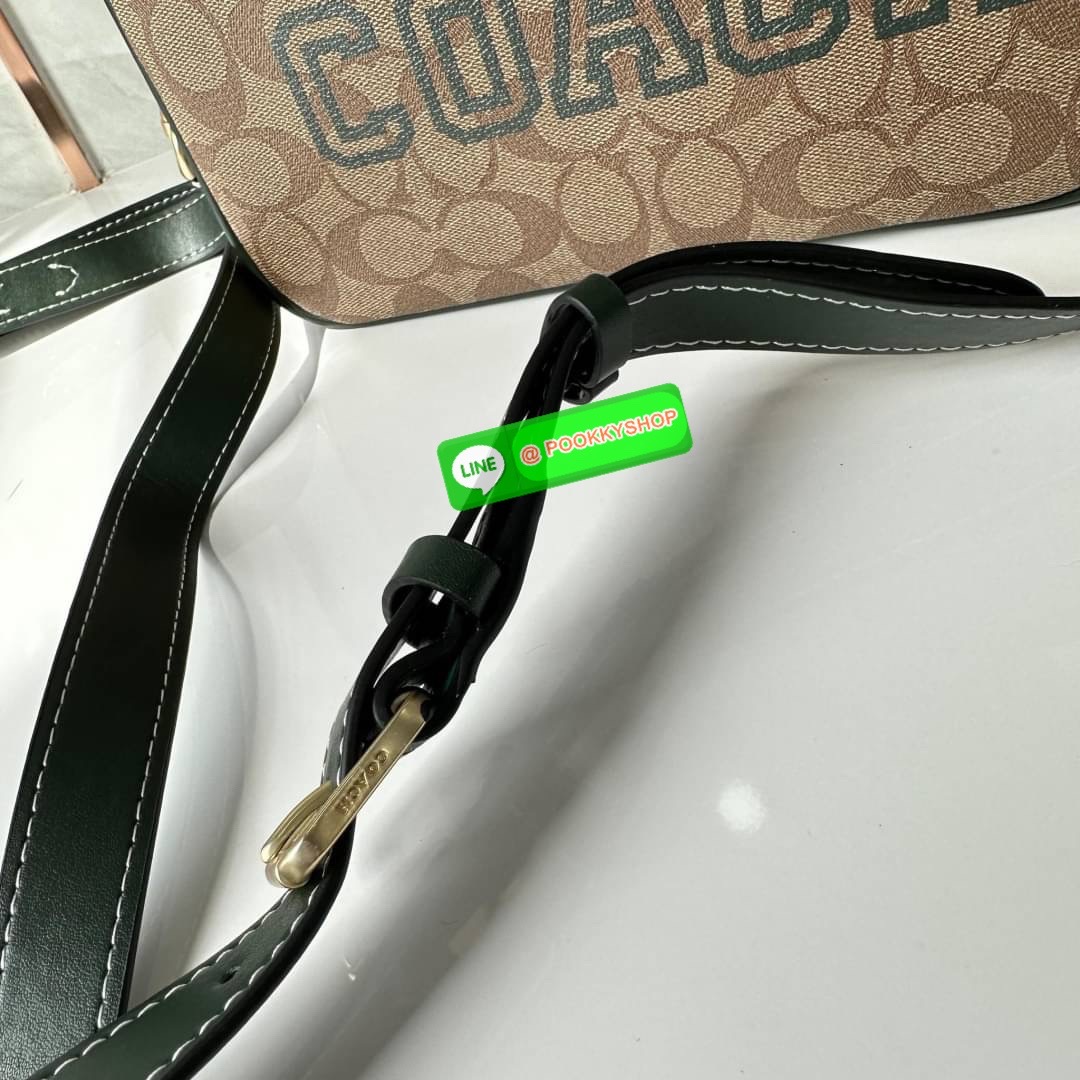 Coach Jamie Camera Bag In Signature Canvas With Varsity Motif (coach ce599) กระเป๋าสะพายข้าง ดีไซน์ยอดฮิตตลอด ไม่ตกเทรน วัสดุหนังแคนวาสตัดหนังแท้ เปิดปิดด้วยซิป ภายในช่องโล่งกว้างมีช่องแยกอเนกประสงค์สามารถใส่โทรศัพท์มือถือได้ทุกรุ่น สามารถใส่กระเป๋าสตางค์