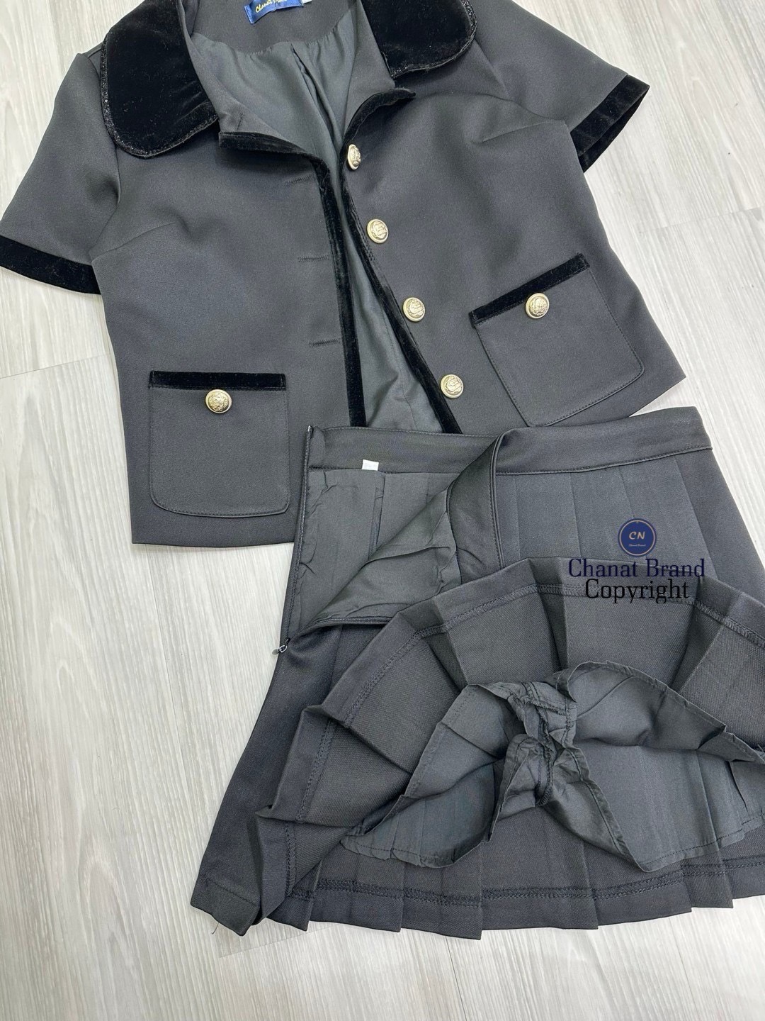 ชุดเซทแฟชั่น Set 2 ชิ้น สีดำเสื้อครอปแขนสั้น ดีเทลเย็บต่อคอปกและกุ๊นผ้ากำมะหยี่