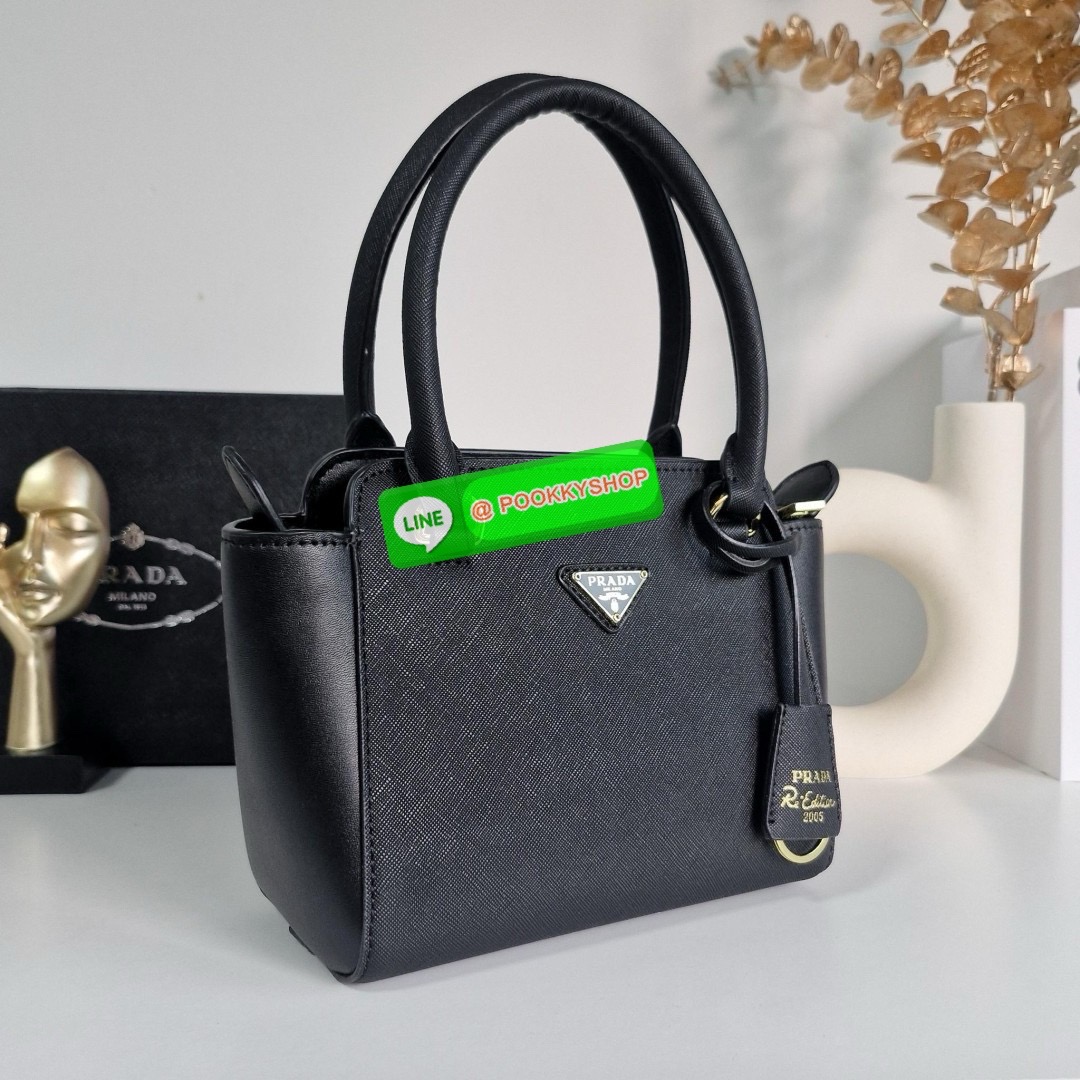 NEW ARRIVIAL มาใหม่กับกระเป๋าถือทรงยอดฮิต จากแบรนด์ PRADA อะไหล่ทองใบ ตัวกระเป๋าอยู่ทรงสวย ลาย SAFFIANO เปิดปิดด้วยซิป ด้านในมีช่องแยกและช่องใหญ่ แบ่งเก็บของได้เป็นสัดส่วน ขนาดกำลังดี ใส่ของได้หลากหลาย ใส่กระเป๋าสตางค์ใบกลางได้ มาพร้อมสายยาวสะพาย CROSSBOD