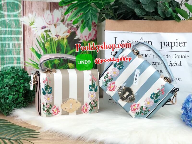 New!! ALDO FLORAL CROSSBODY BAG กระเป๋าทรงสวย ว่างอยู่ทรง เล่นสีตัดกันสวยงามและปักลาวลายดอกไม้สุดหวานอย่างลงตัว ด้านหน้าแต่งโลหะคล้ายเต้ากุญแจ เปิดปิดด้วยกระดุมแม่เหล็ก ด้านในมีช่องซิป 1 ช่อง มาพร้อมสายสะพายยาวถอดและปรับสายได้ รุ่นนี้คือน่ารักมากๆ แนะนำเล