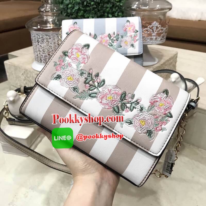 Don't Miss! ALDO Flower Crossbody Bag กระเป๋าสะพาย ALDO แบรนด์ดังจากแคนนาดา ดีไซน์สุดชิคปักลายดอกไม้สไตล์วินเทจหนังลายทางสพาสเทลอยู่ทรงกันน้ำ เปิดปิดด้วยกระดุมแม่เหล็ก ภายในมีโลโก้ ช่องซิป ช่องใส่มือถือ ใส่iphone+ได้ น้ำหนักเบา เป็นอีกหนึ่งรุ่นแนะนำค
