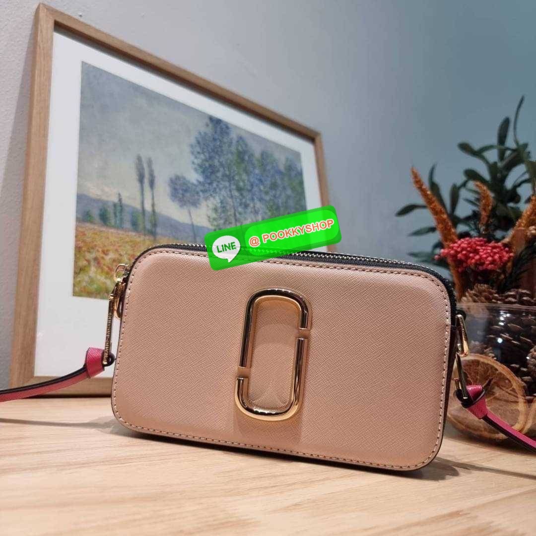 MARC JACOBS THE SNAPSHOT CAMERA BAG ไอเท็มยอดฮิตที่โดดเด่นเป็นเอกลักษณ์ กับกระเป๋าสะพายข้างสุดปัง เรียกได้ว่าไม่ซ้ำใคร!! วัสดุหนังวัว สวยอยู่ทรง เปิด-ปิดกระเป๋าด้วยซิป มีซิปหลัก 2 ช่อง แบ่งสัดส่วนไว้ดีมาก มาพร้อมสายสะพายสปอร์ตเส้นใหญ่ ที่ออกแบบโทนสีมาให้เ