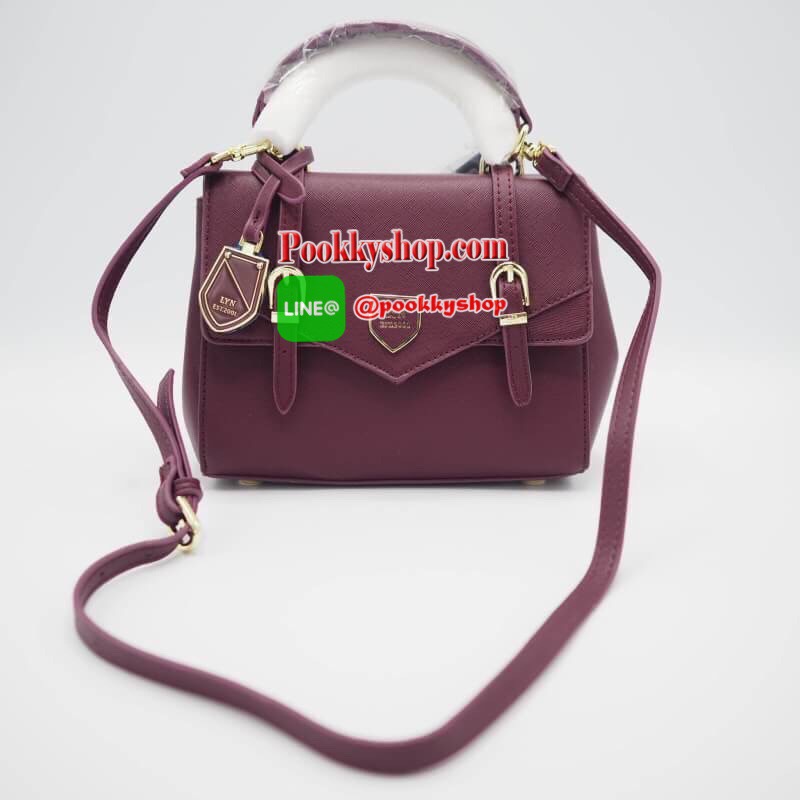 LYN MAXINE XS BAG กระเป๋าถือทรงสวย อยู่ทรงแข็ง ฝากระเป๋าเปิด-ปิดด้วยกระดุมแม่เหล็ก อะไหล่ปั๊มโลโกแบรนด์ ภายในมี 1 ช่องโล่ง ช่องเล็ก 1 ช่องและช่องซิปเล็ก มีหูหิ้วคล้องแขนสะดวก มาพร้อมสายยาวปรับได้ ถอดได้ ใส่ipad mini ได้ จุของได้เยอะ สะพายไปเรียน ทำงาน ดูด
