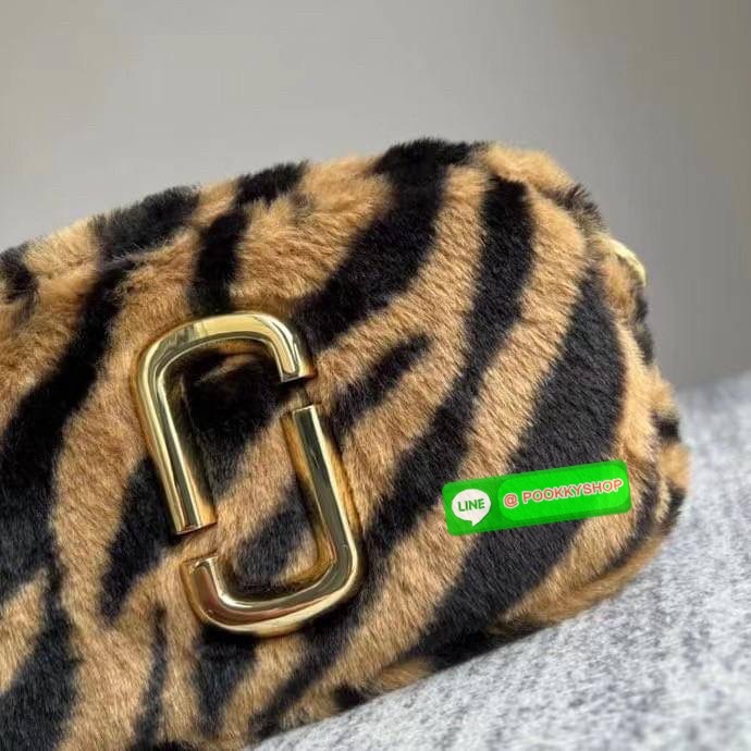 March Jacop The Snapshot Tiger Stripe Plush Bag เสือต้องมานะแม่ปีนี้ เฮงๆรับปีเสือด้วยกระเป๋าลายเสือจากแบรนด์ March Jacop กันค่า เป็นกระเป๋าถือหรือสะพายข้างขนฟูๆนุ่ม วัสดุผ้าขนสัตว์ Polyester ด้านหน้าประดับด้วยโลโก้ J อันเป็นสัญลักษณ์ของแบรนด์ อะไหล่ทองหร