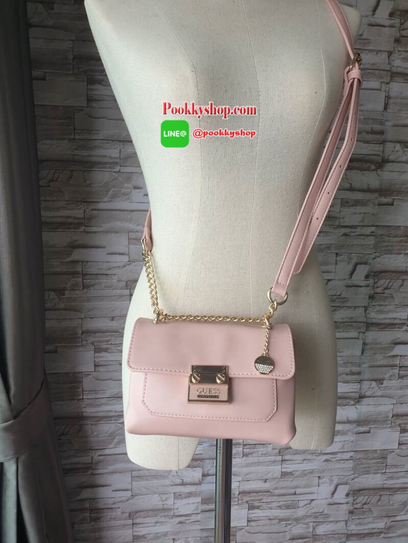 Guess Mini Crossbody Bag กระเป๋าสะพายข้าง Crossbody หนังนิ่มเรียบอยู่ทรง มาพร้อมพวงกุญแจแบรนด์ฝังเพชรสวยหรู ดูแพง พวงกุญแจถอดออกได้ กระเป๋าขนาดกำลังพอดี น่ารัก น่าใช้ค่ะ เปิด-ปิดด้วยกระดุมแป็ก ด้านหน้าติดโลโก้แบรนด์อะไหล่ทอง ภายในโล่ง ซับในผ้าอย่างดี มีช่