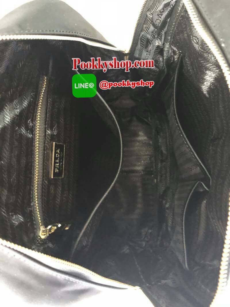 สะพายหลัง PRADA วัสดุไนล่อนหนาอย่างดีกันน้ำ ขนาดกระทัดรัด พกพาง่าย น้ำหนักเบา กระเป๋าแบ่งเป็น 2 ช่องใหญ่ ช่องซิปหลักด้านในโล่งกว้าง มีช่องใส่ Ipad แบ่งสัดส่วน พรีเมียมกิฟแท้จากเคาน์เตอร์แบรนด์ นำไปใช้ต่างประเทศได้ค่ะ ด้านหน้ามีช่องย่อยใส่ของจุกจิก2 ช่อง ด