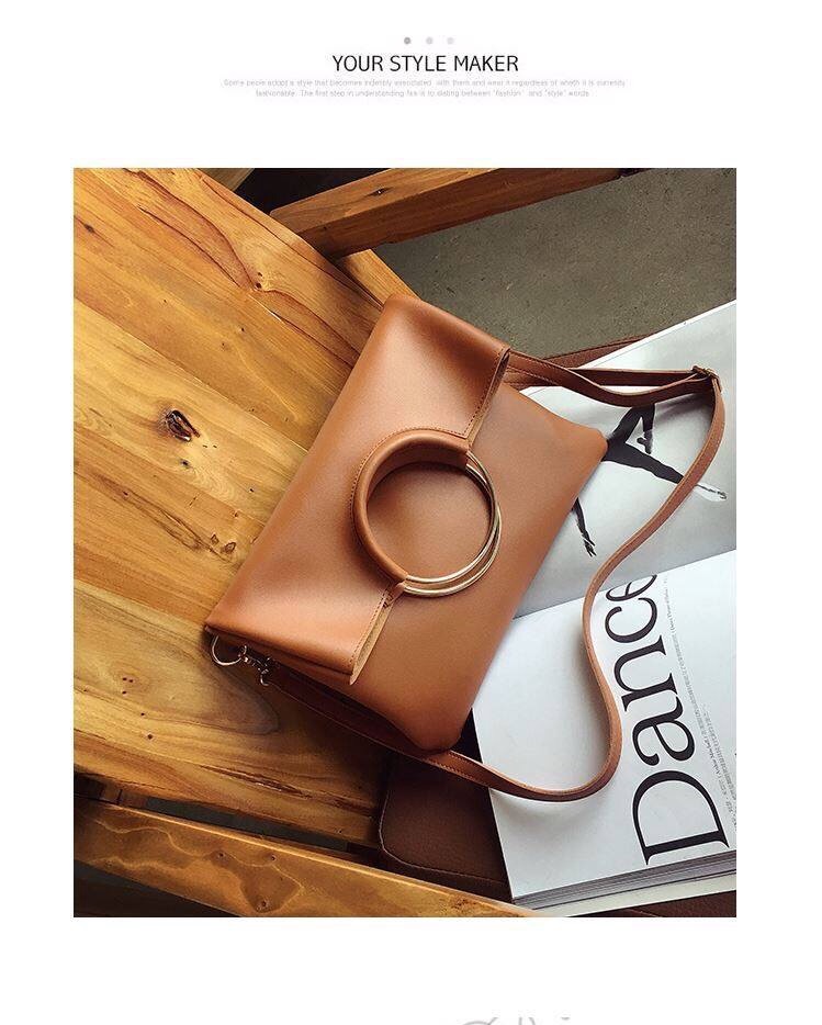 กระเป๋าสะพายข้างสีน้ำตาล กระเป๋าคลัชมือ แต่งห่วงทอง สวย แนว เท่ห์ๆคะ+กระเป๋าเล็ก ไซส์ลูก ด้านใน 2ชิ้น สุดคุ้ม สวยเก๋ มากคะ Size:ยาว29xสูง32xหนา4cm